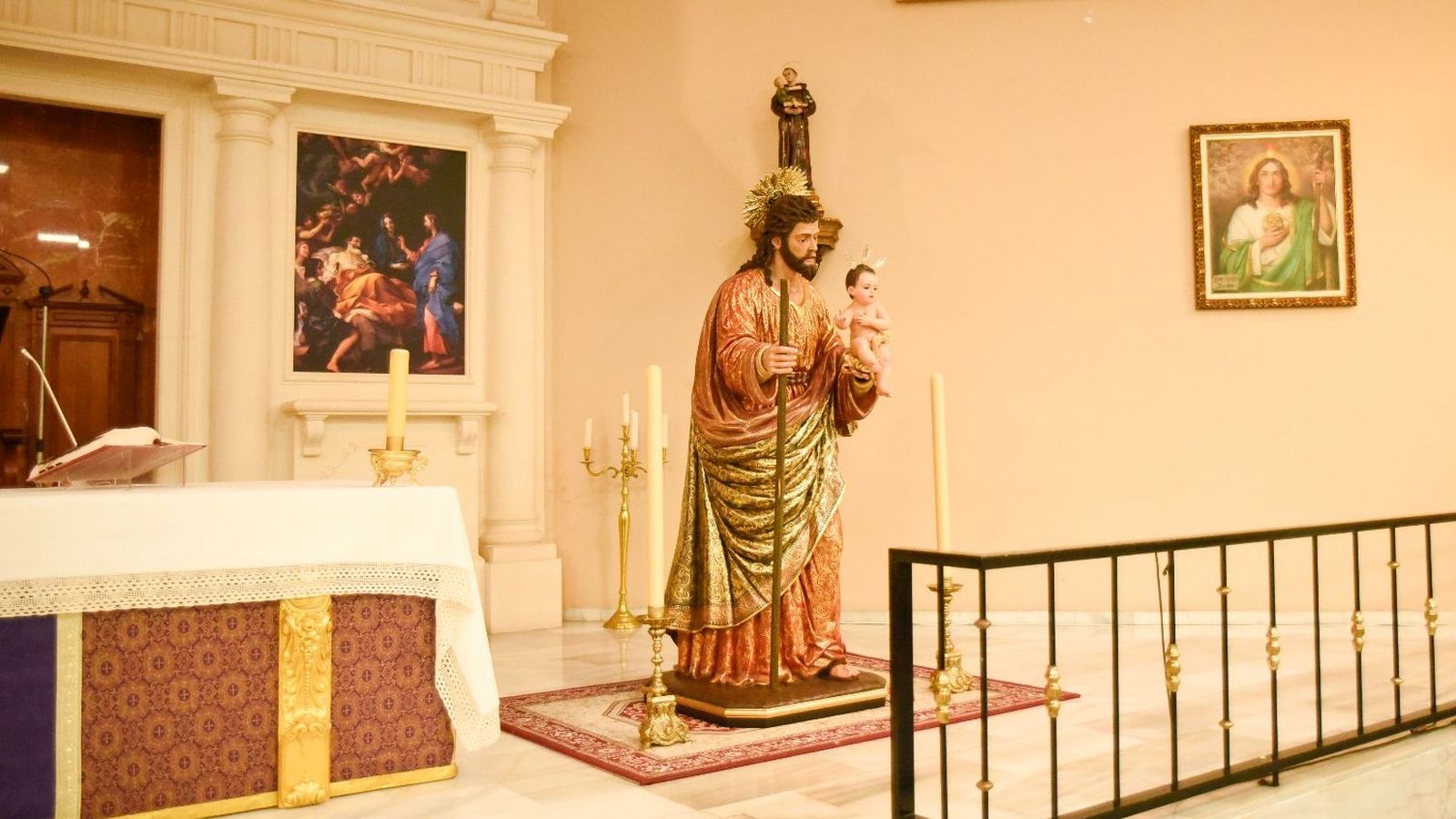 La imagen, en el altar mayor de la parroquia de San José