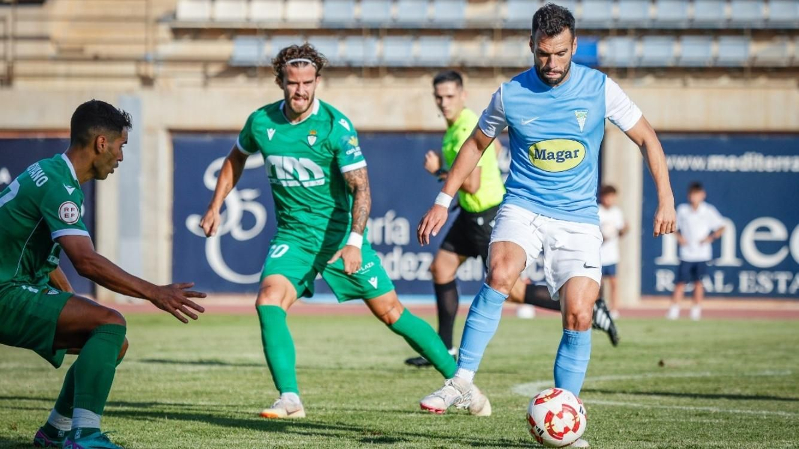 Álex Chico, en el duelo contra el Real Jaén disputado en Santo Domingo.