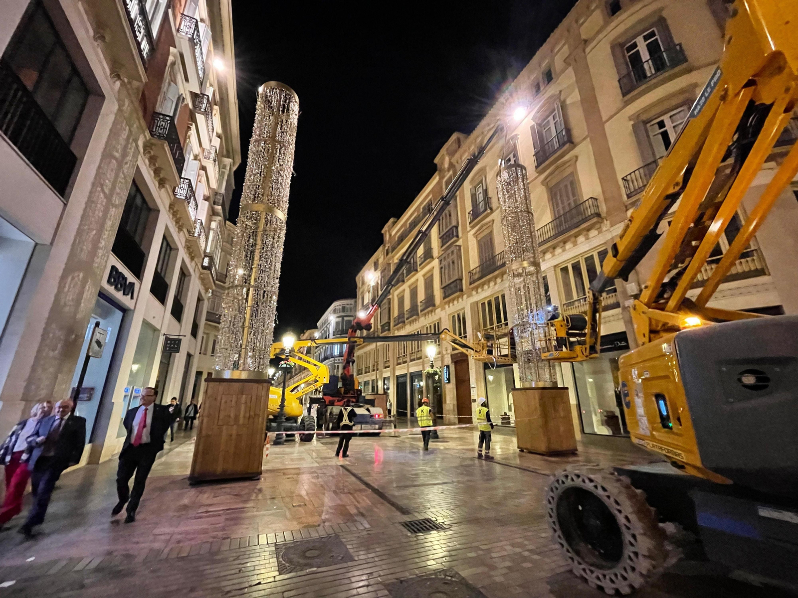 Operarios montando las luces de Navidad en calle Larios. Operarios montando las luces de Navidad en calle Larios.