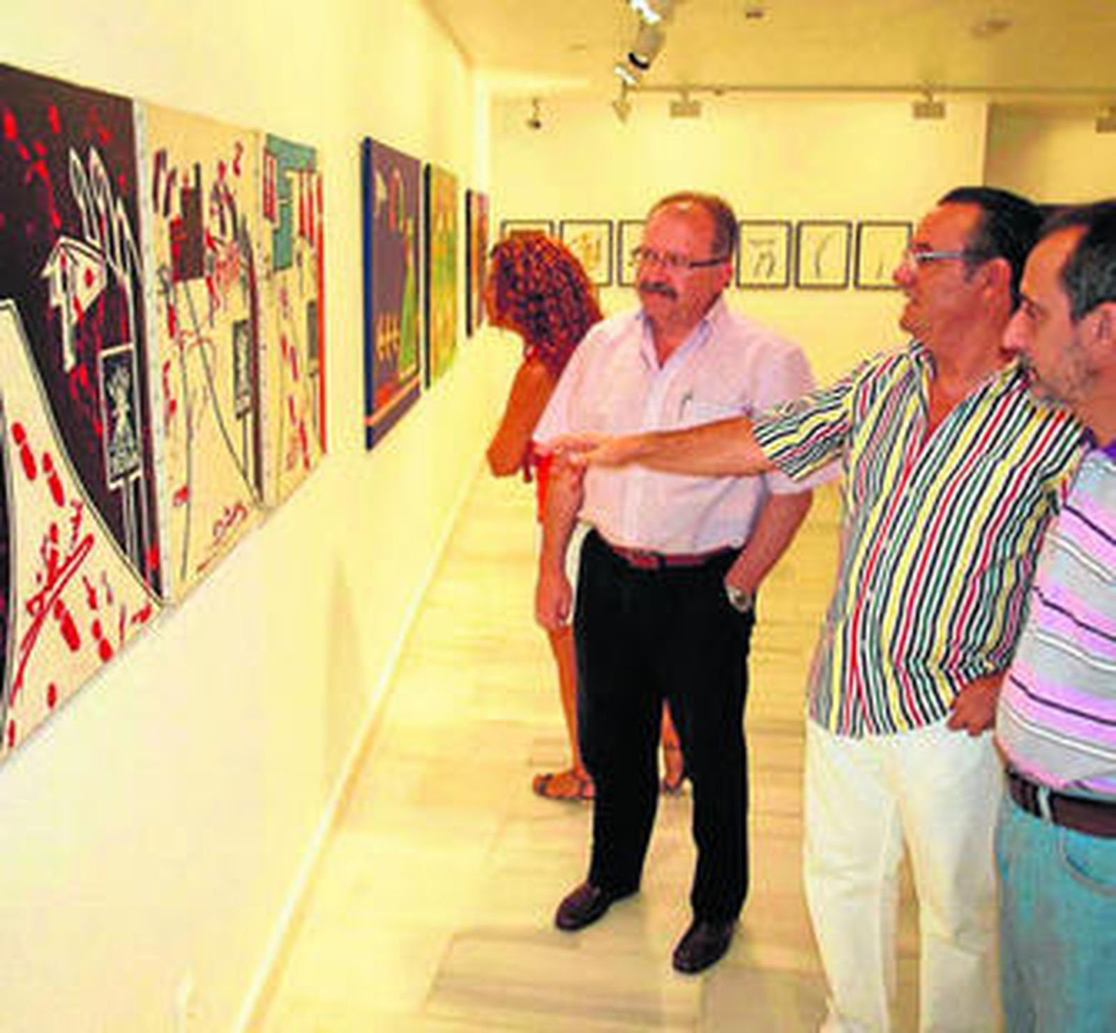 A la derecha, el alcalde, Domingo Domínguez, en la inauguración de la muestra.