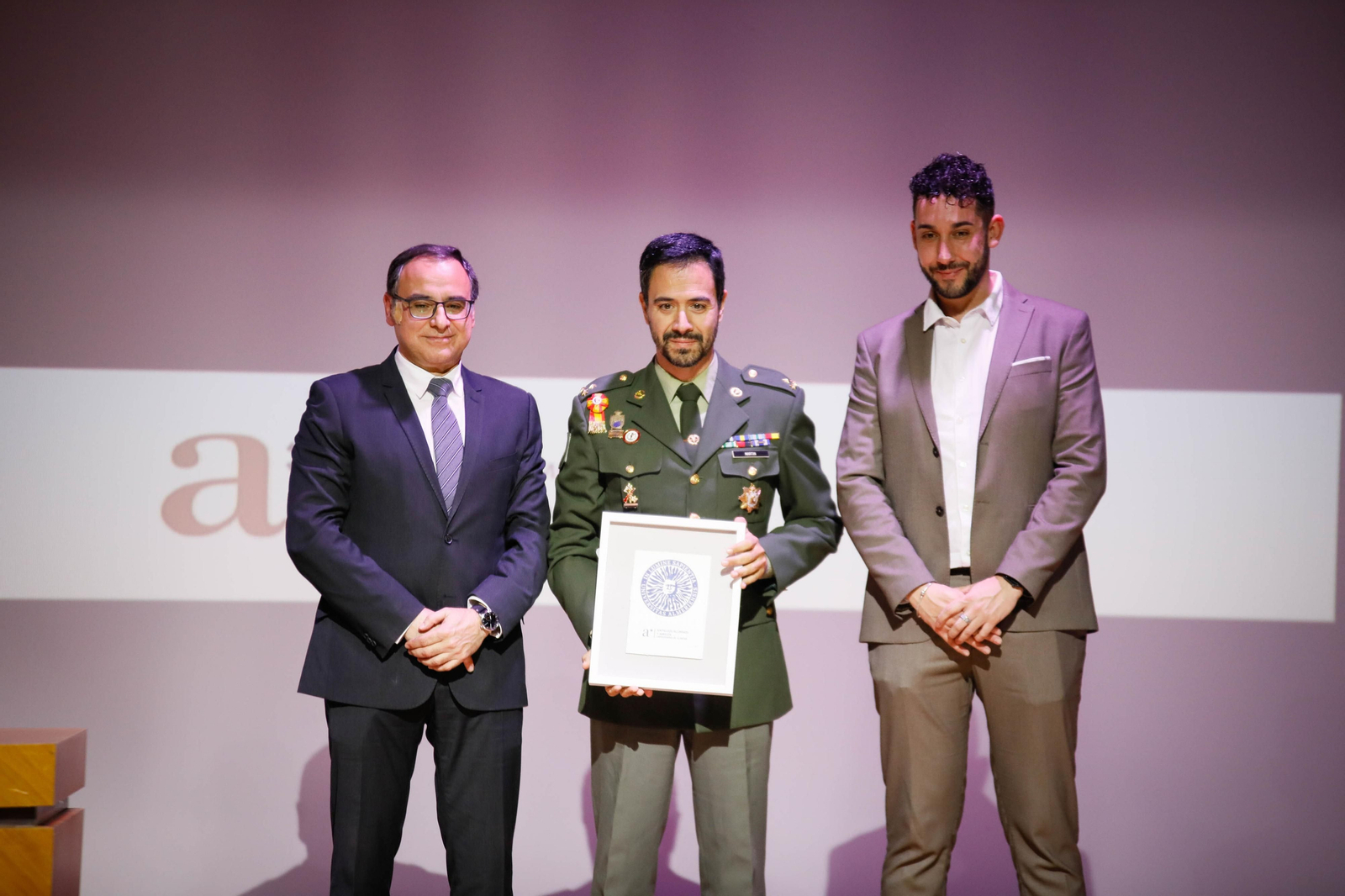 Imágenes del acto de reconocimiento a antiguos alumnos y amigos de honor en la UAL