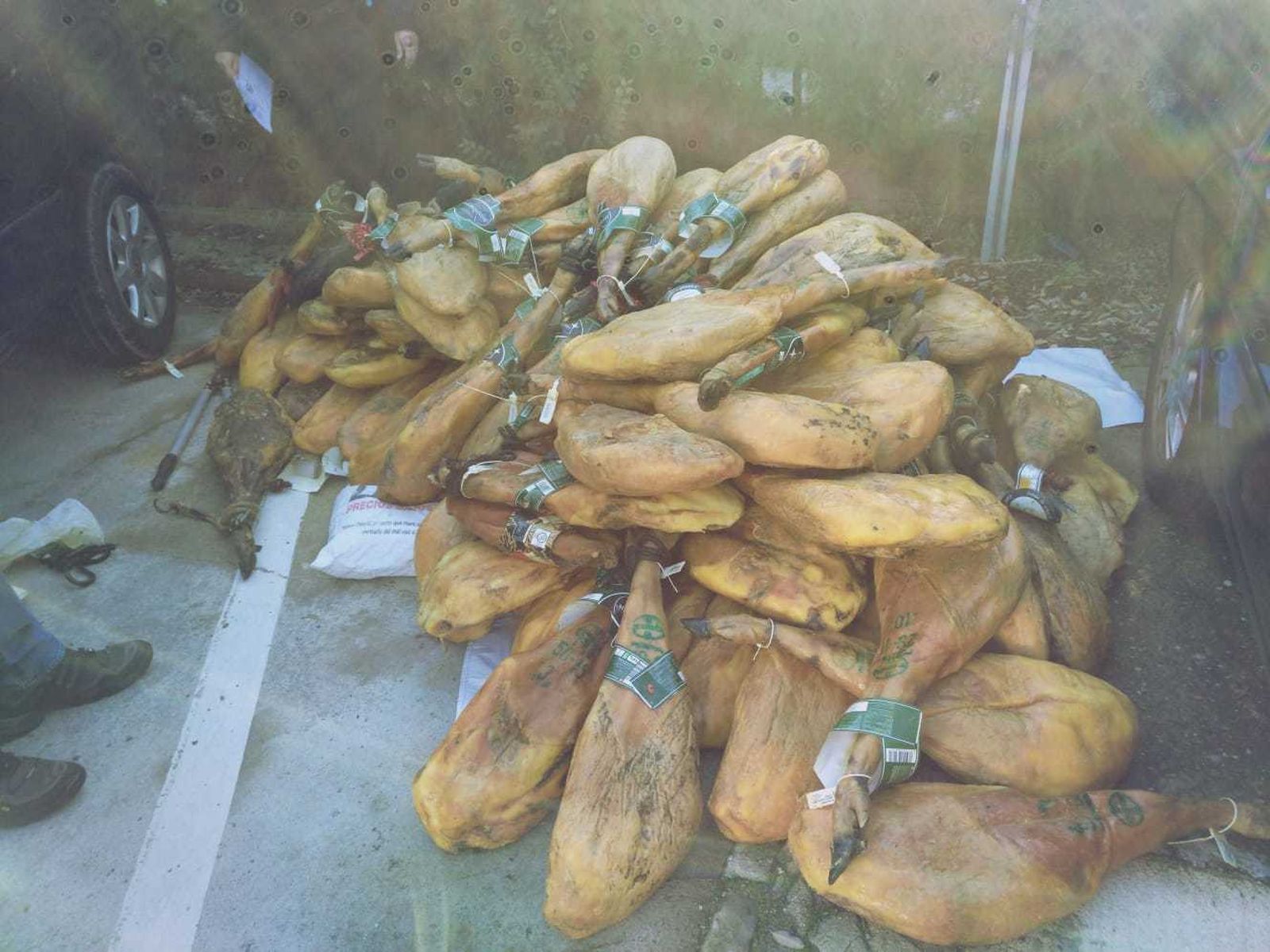 Los jamones recuperados por la Policía Local de Camas