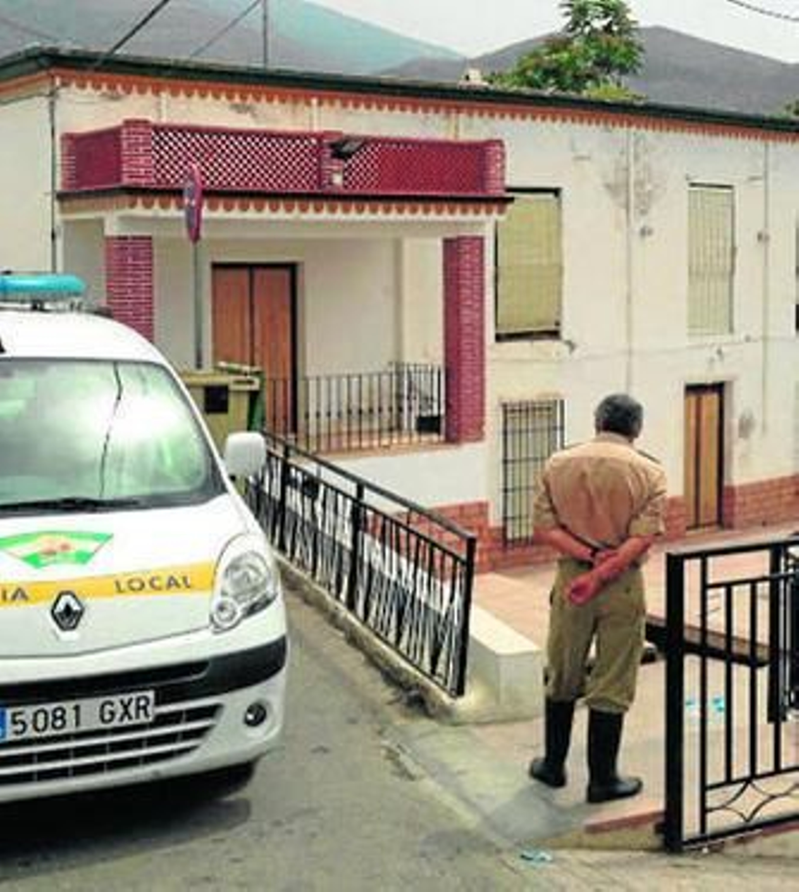 Agente vigila una de las fuentes donde el Consistorio ha instalado un cartel.