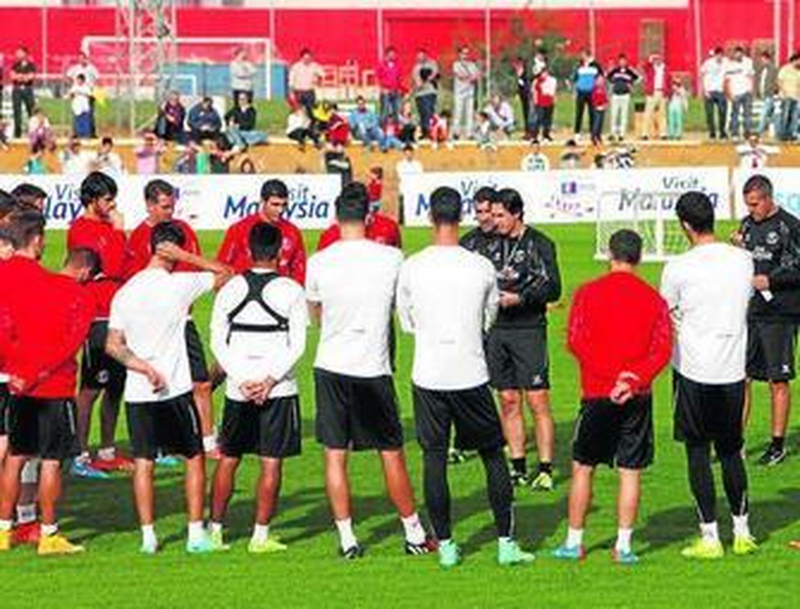 Unai Emery, en una charla junto a sus jugadores.
