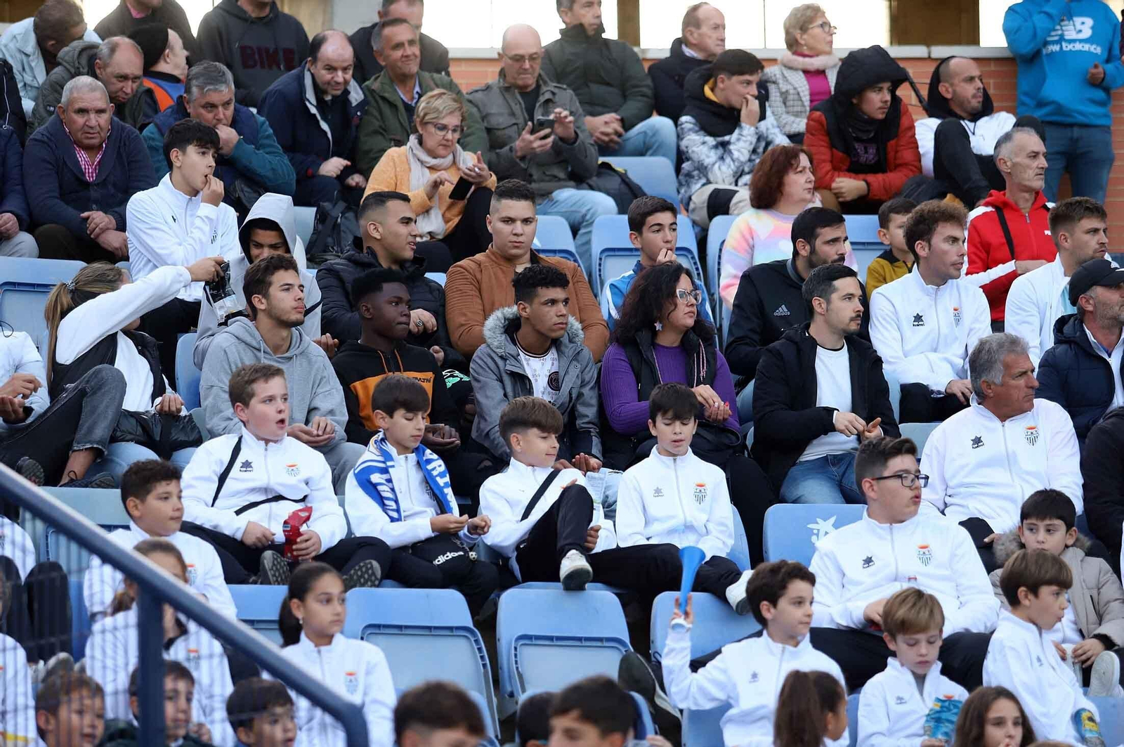 Imágenes del ambiente en las gradas del Nuevo Colombino