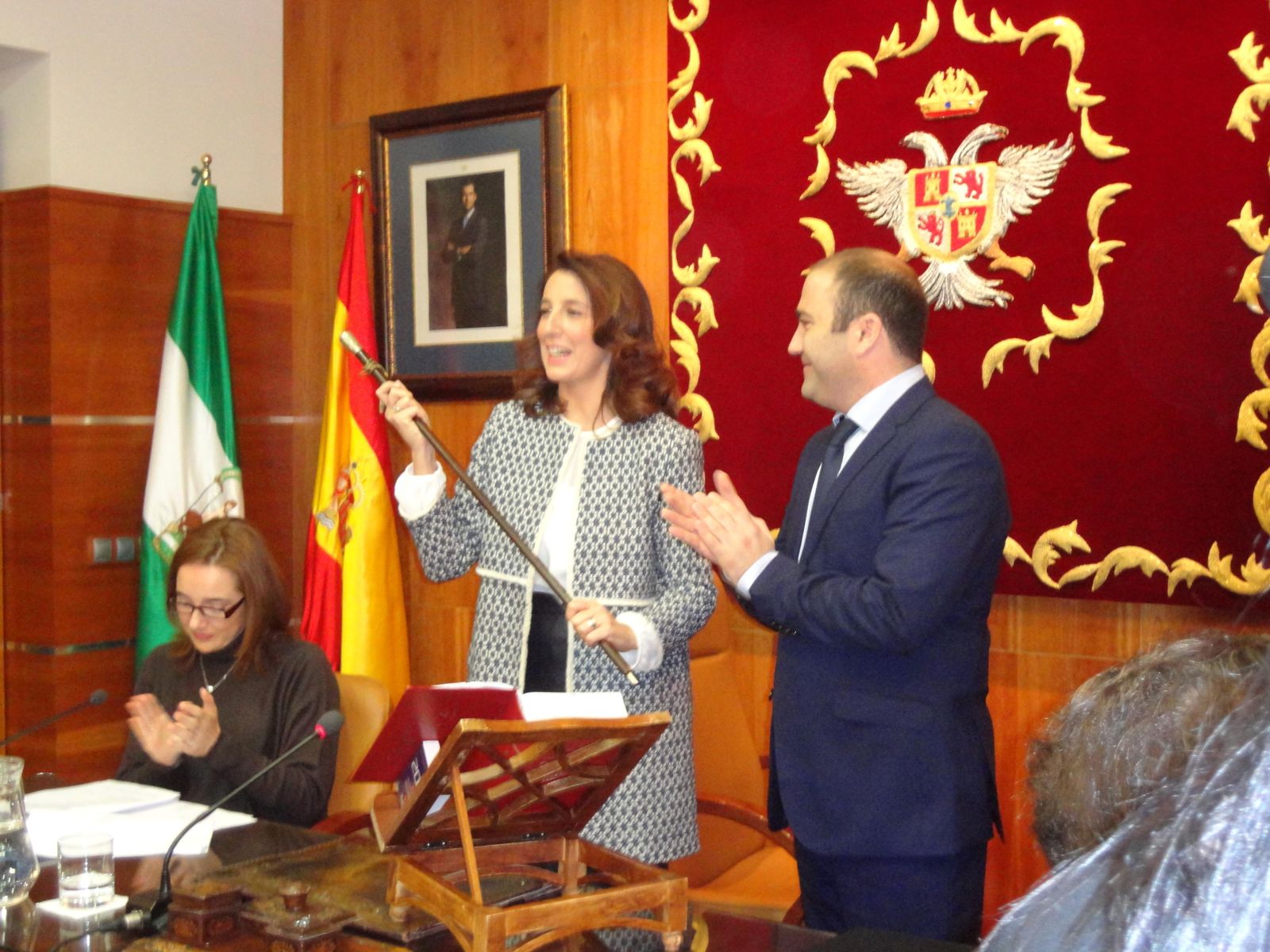 El momento en el que la actual alcaldesa recibió la vara de mando en 2015.