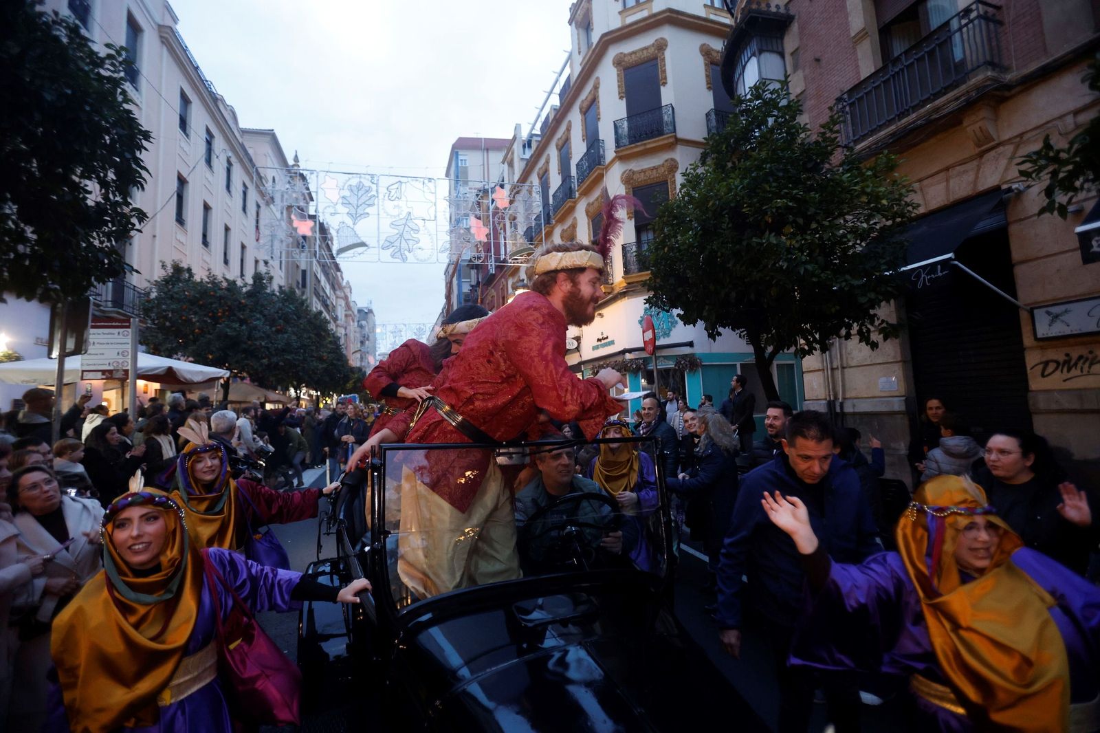 El Cartero Real llena de ilusión el Centro de Córdoba, en imágenes