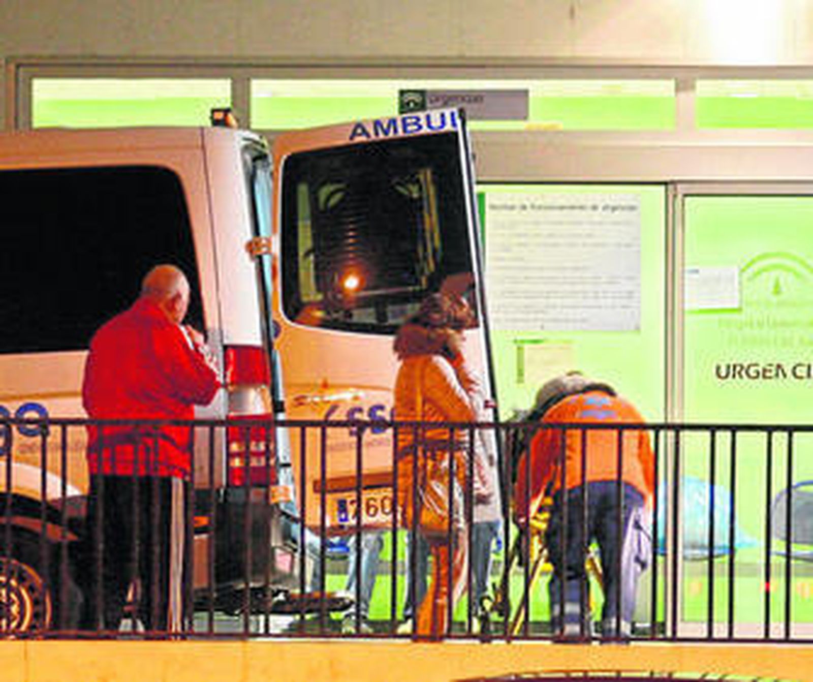 Una ambulancia en la puerta de Urgencias del hospital gaditano.