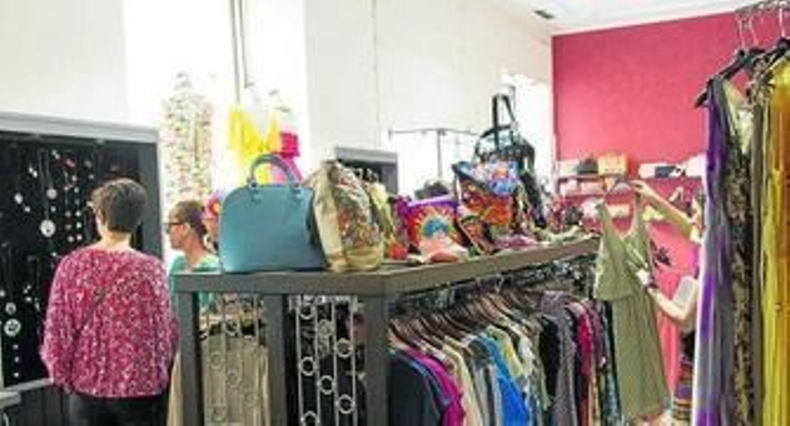 En el local se venden prendas de diferentes firmas, que comparten un estilo desenfadado y diferente.