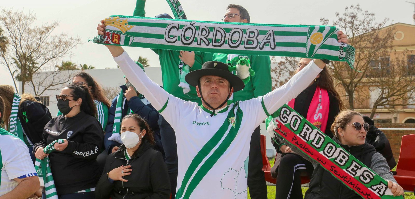 Un aficionado del Córdoba CF alza su bufanda en el Emilio Macarro de Montijo.