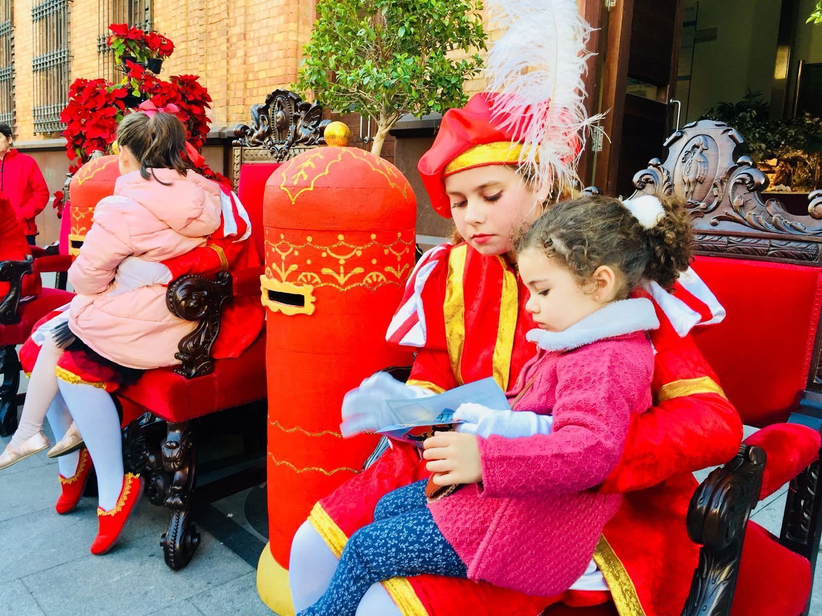Los carteros reales recogen las cartas de los más pequeños para sus Majestades los Reyes Magos en Nerva en la tarde de ayer.