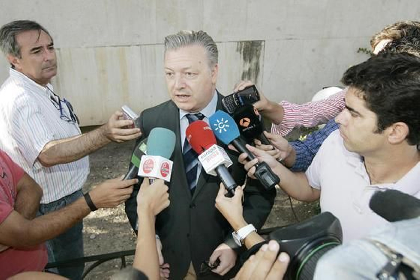 El subdelegado del Gobierno en Córdoba, Primo Jurado, atiende a los medios tras la noticia de que los restos óseos encontrados son humanos.