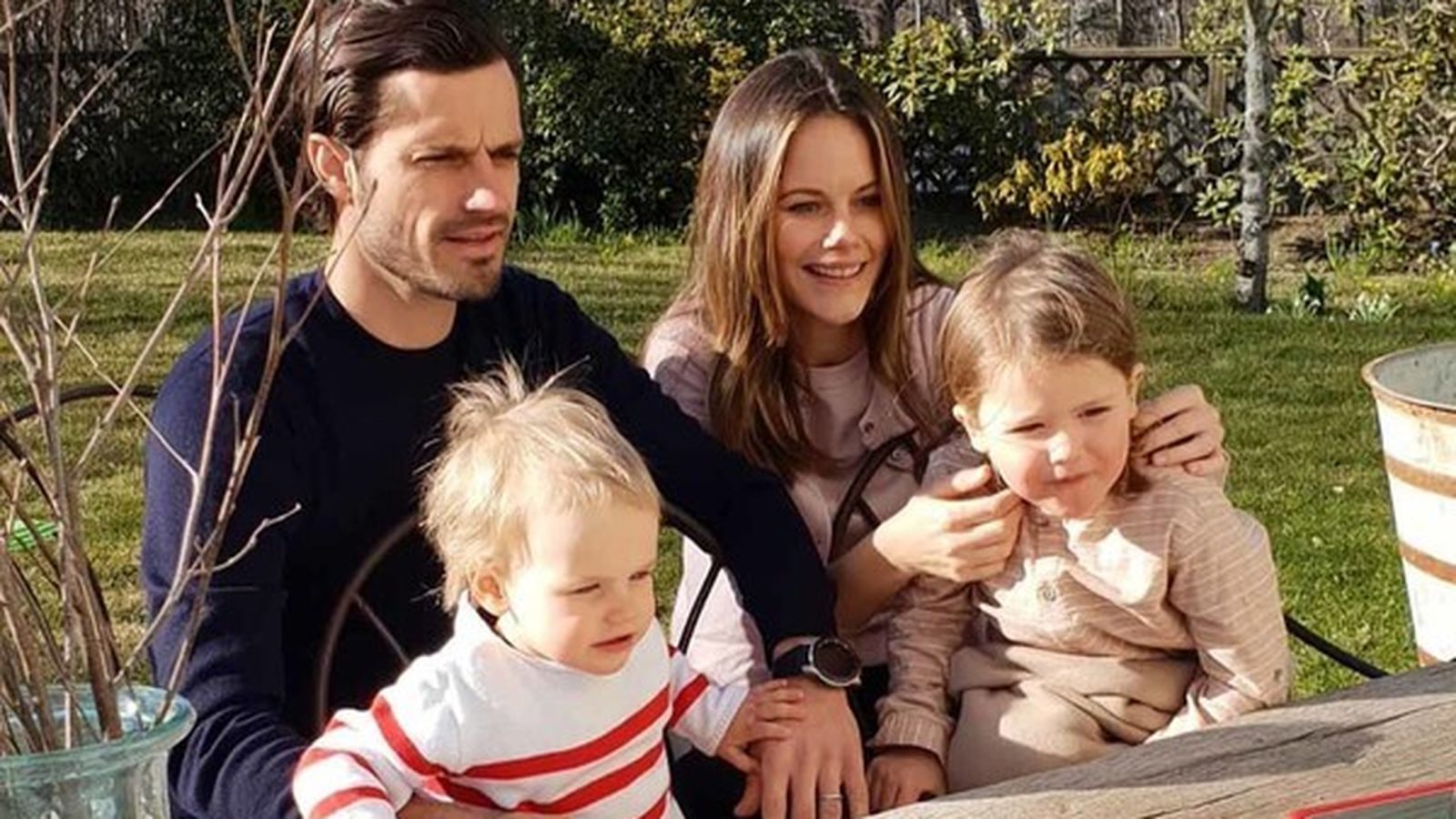 La pareja, con sus dos hijos mayores: Alexander y Gabriel.