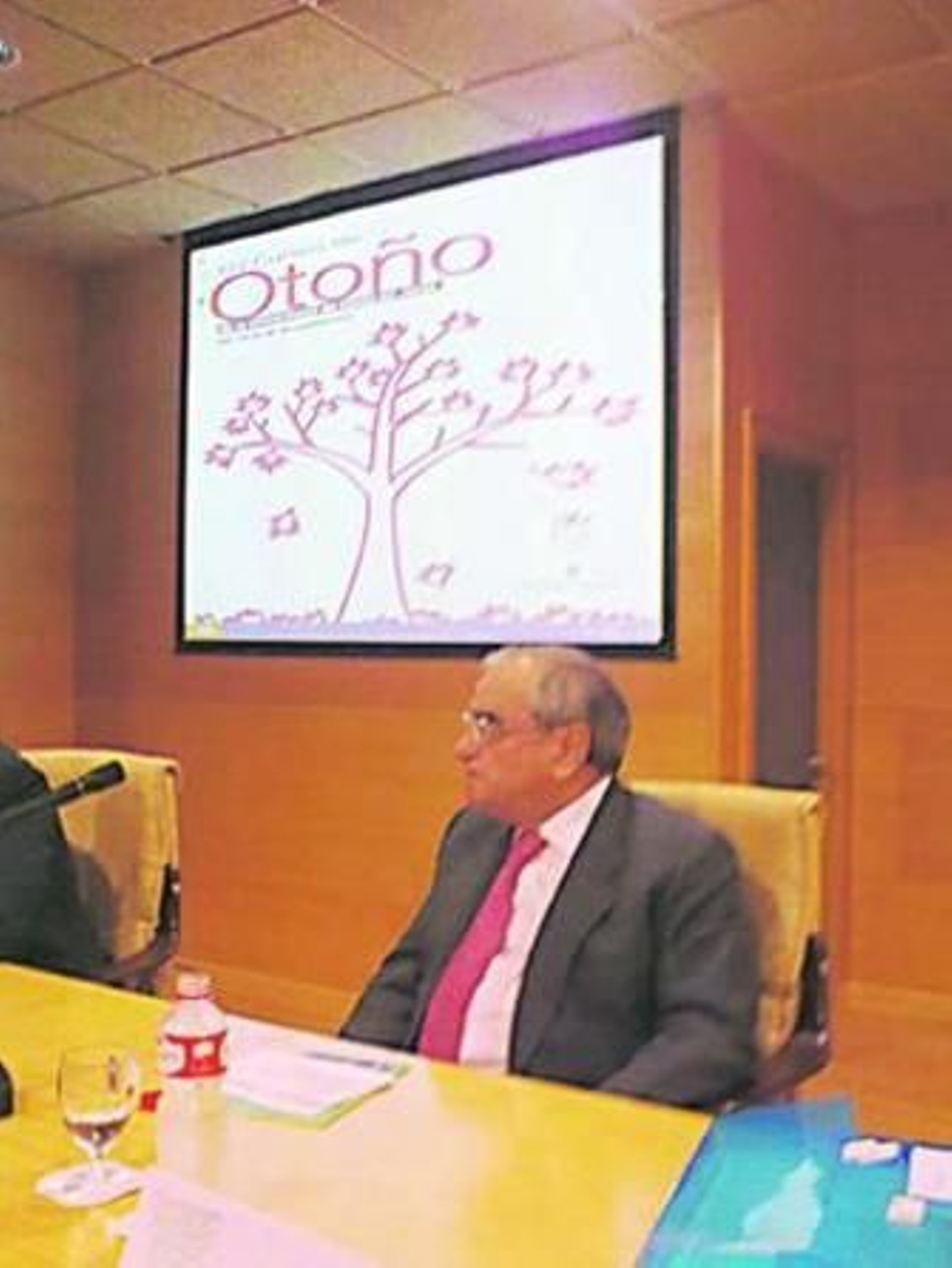 El prestigioso político durante su conferencia en el campus universitario.