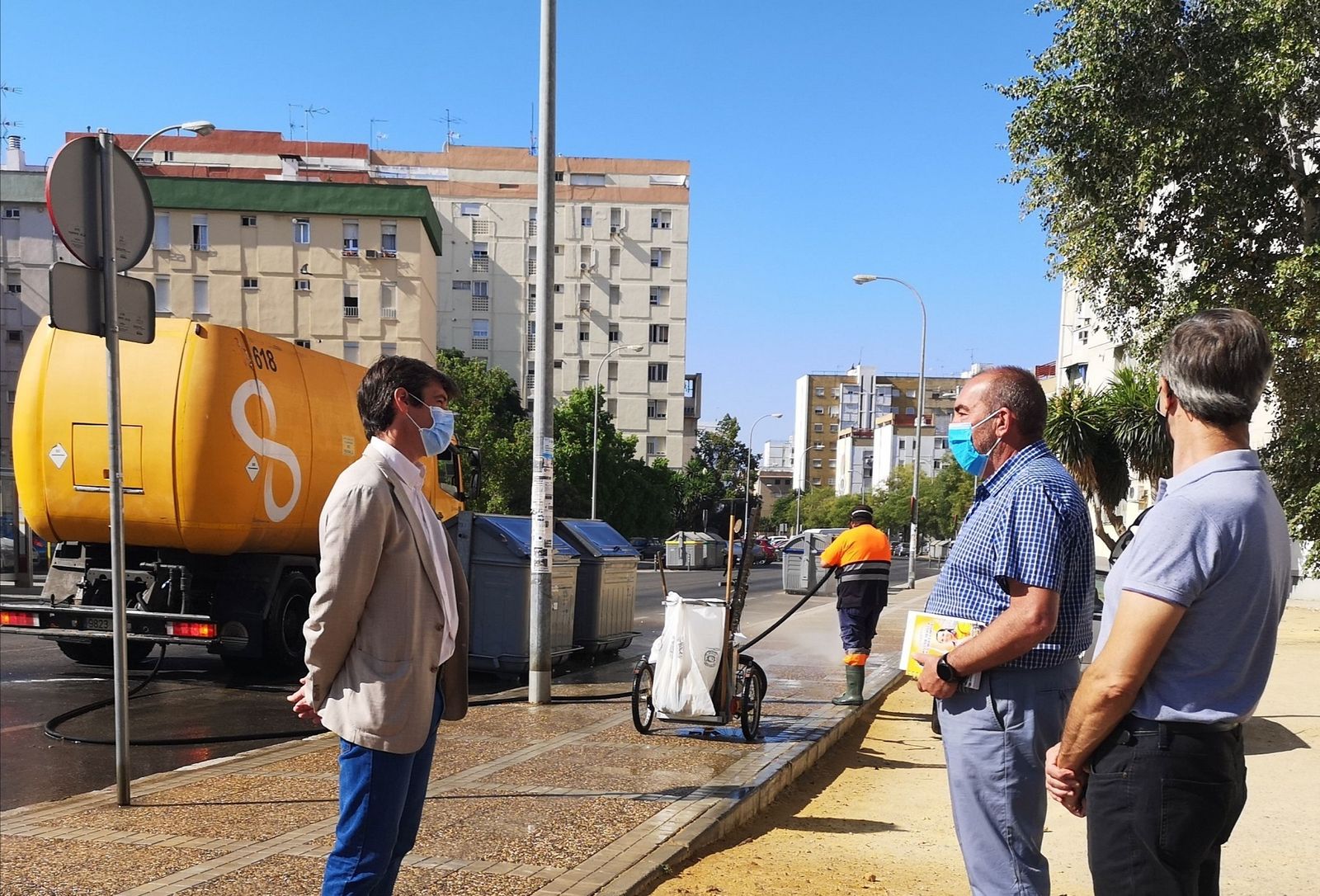 El delegado David Guevara durante un baldeo en el Polígono San Pablo en una imagen de archivo.
