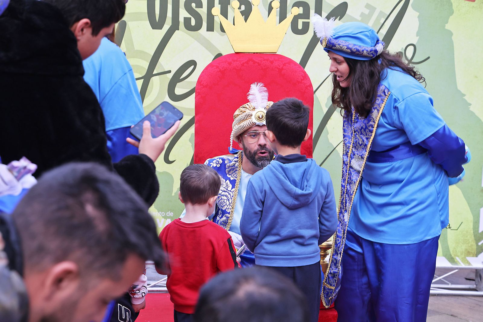 Los Pajes Reales recogen las cartas de los más pequeños en la Plaza Houston
