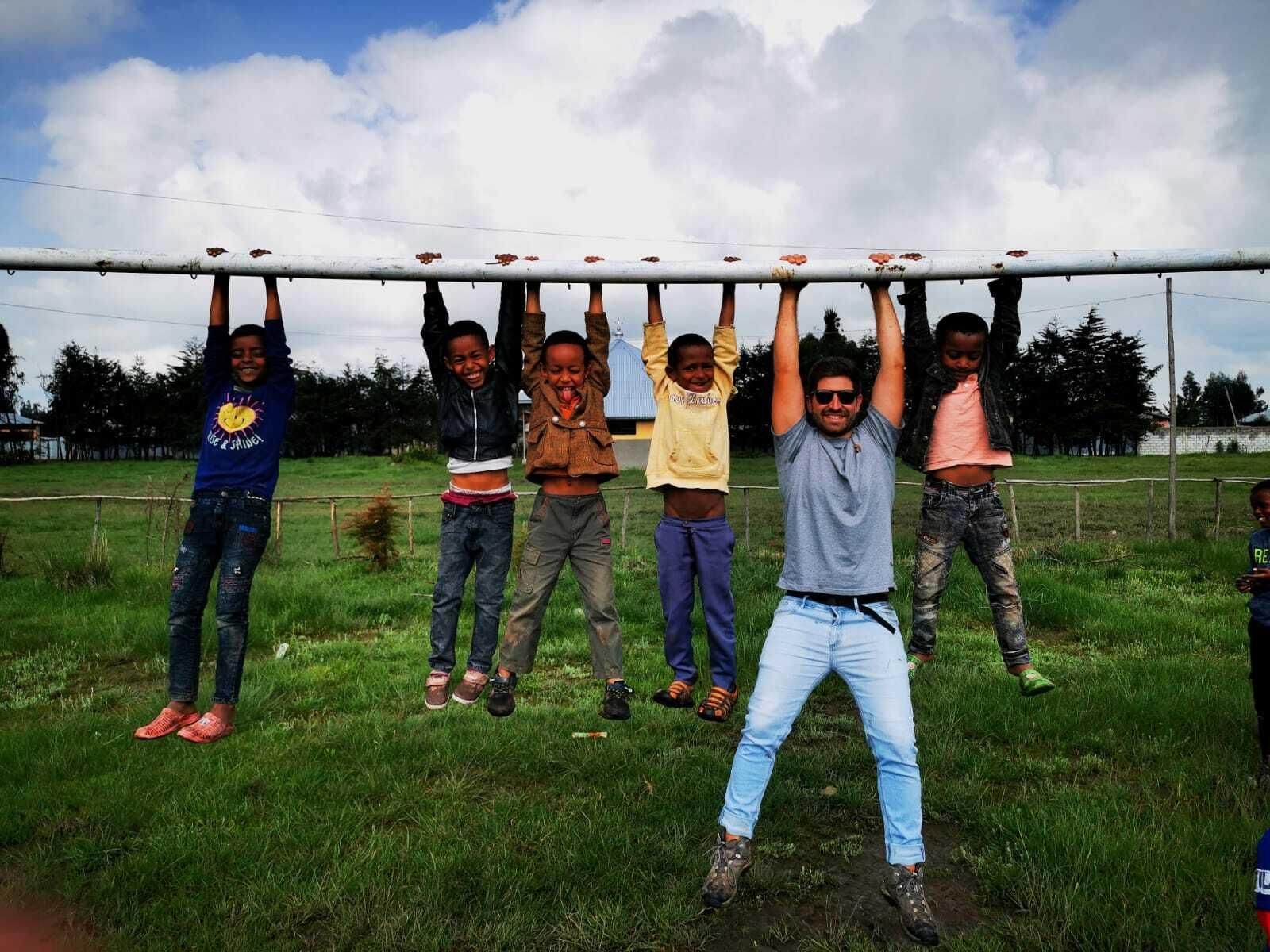 Manuel con varios niños, en Etiopía.