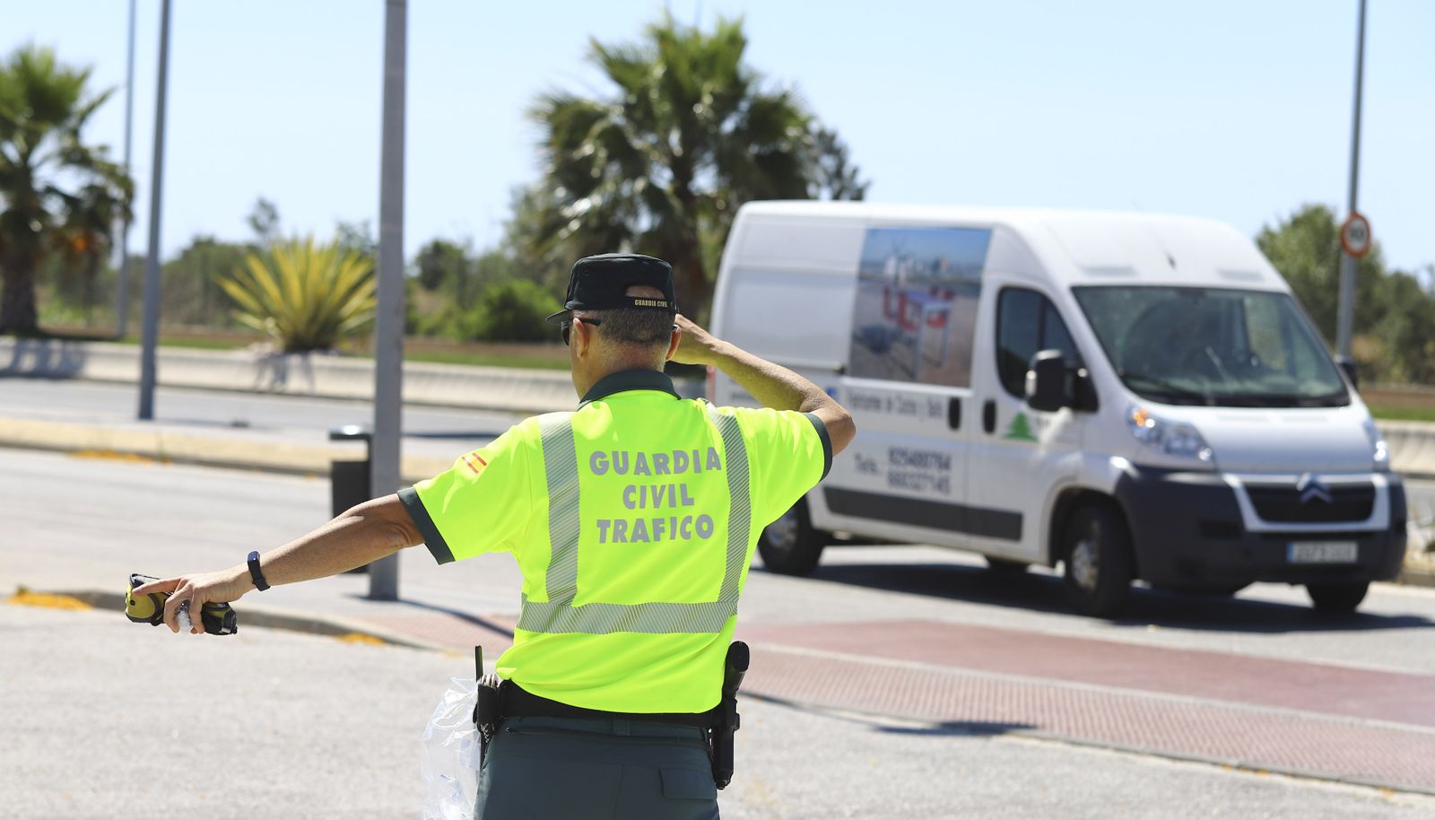 Un guardia civil en un control en Málaga
