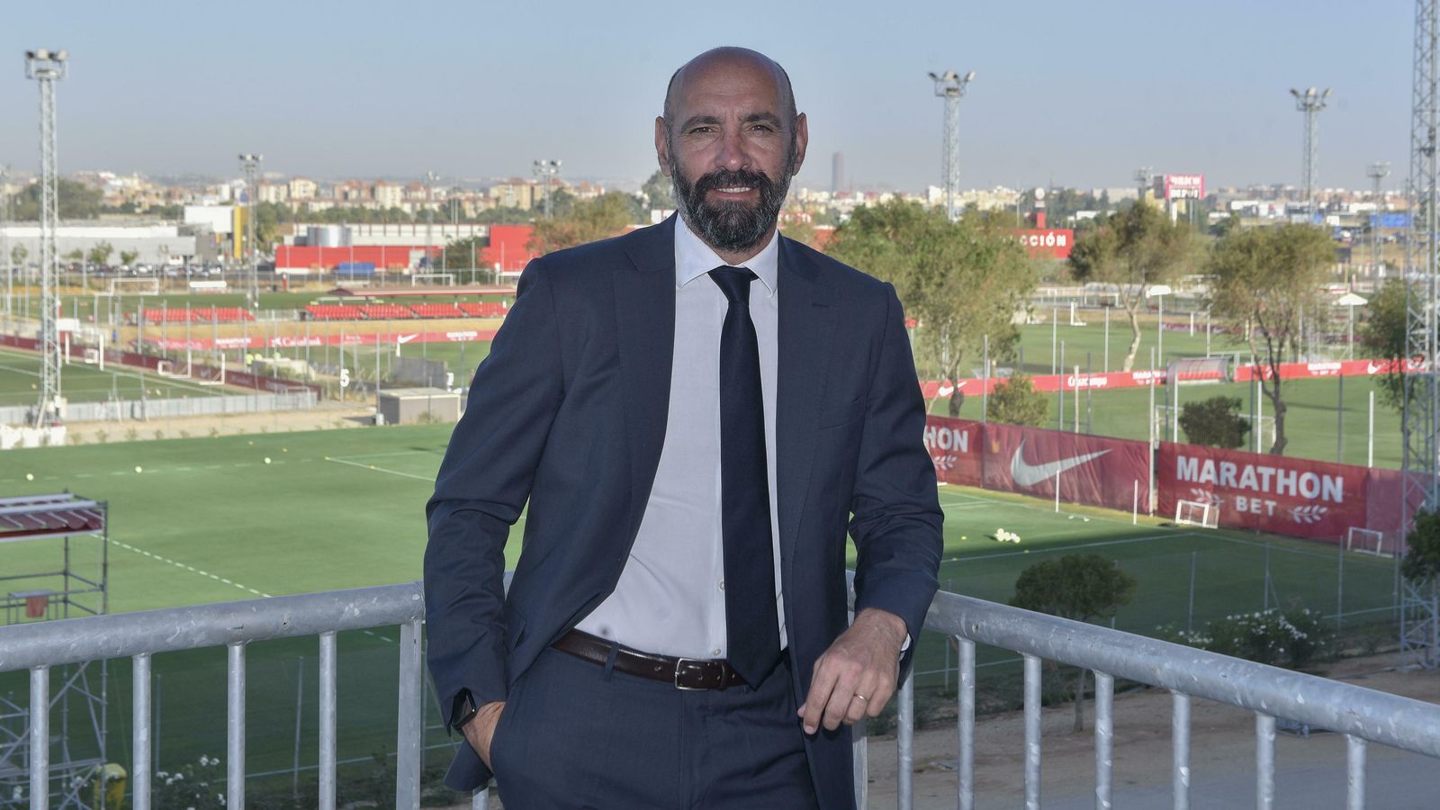 Al fondo, la ciudad deportiva.