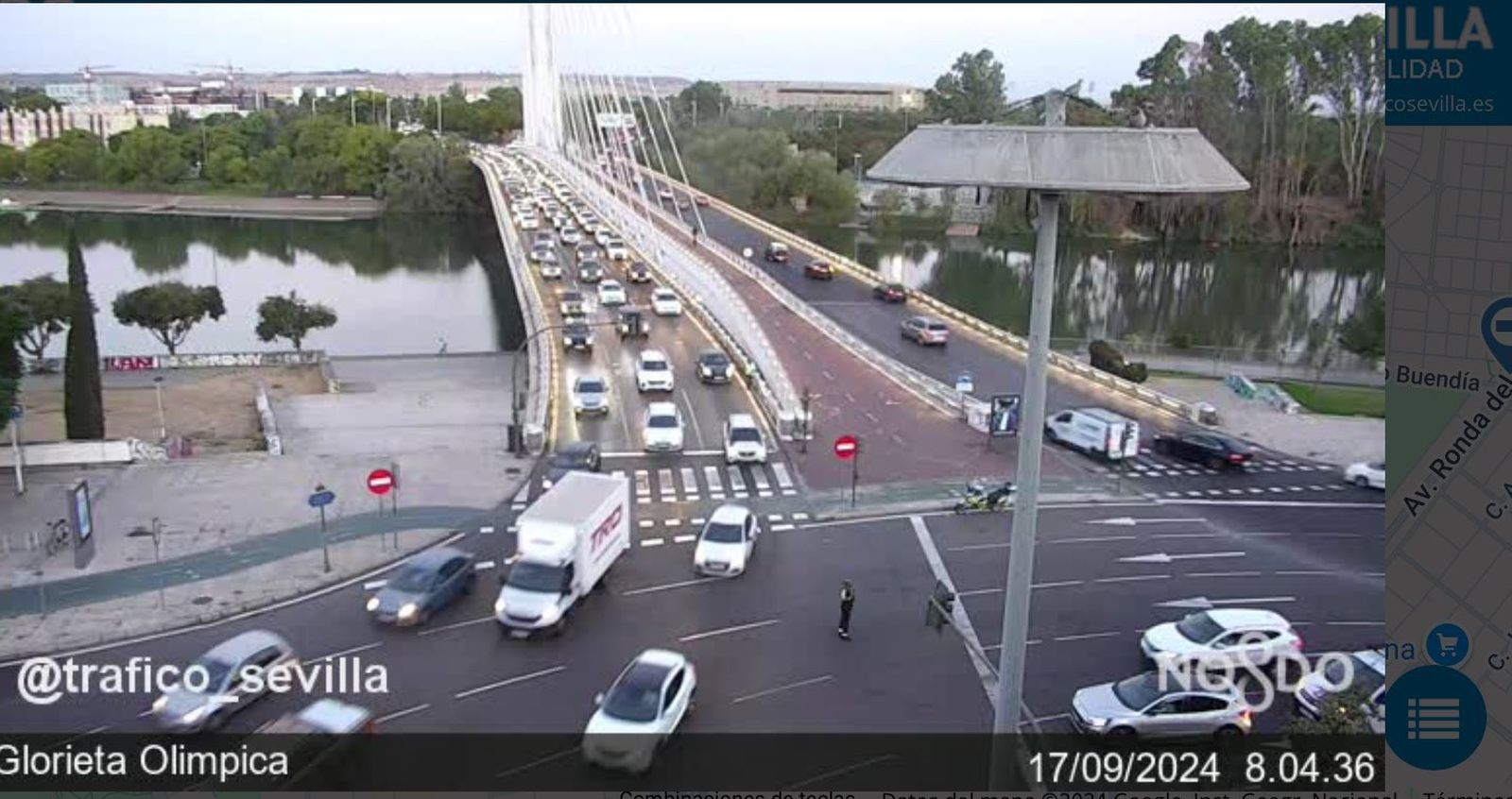La Policía Local regula el tráfico en la Glorieta Olímpica.