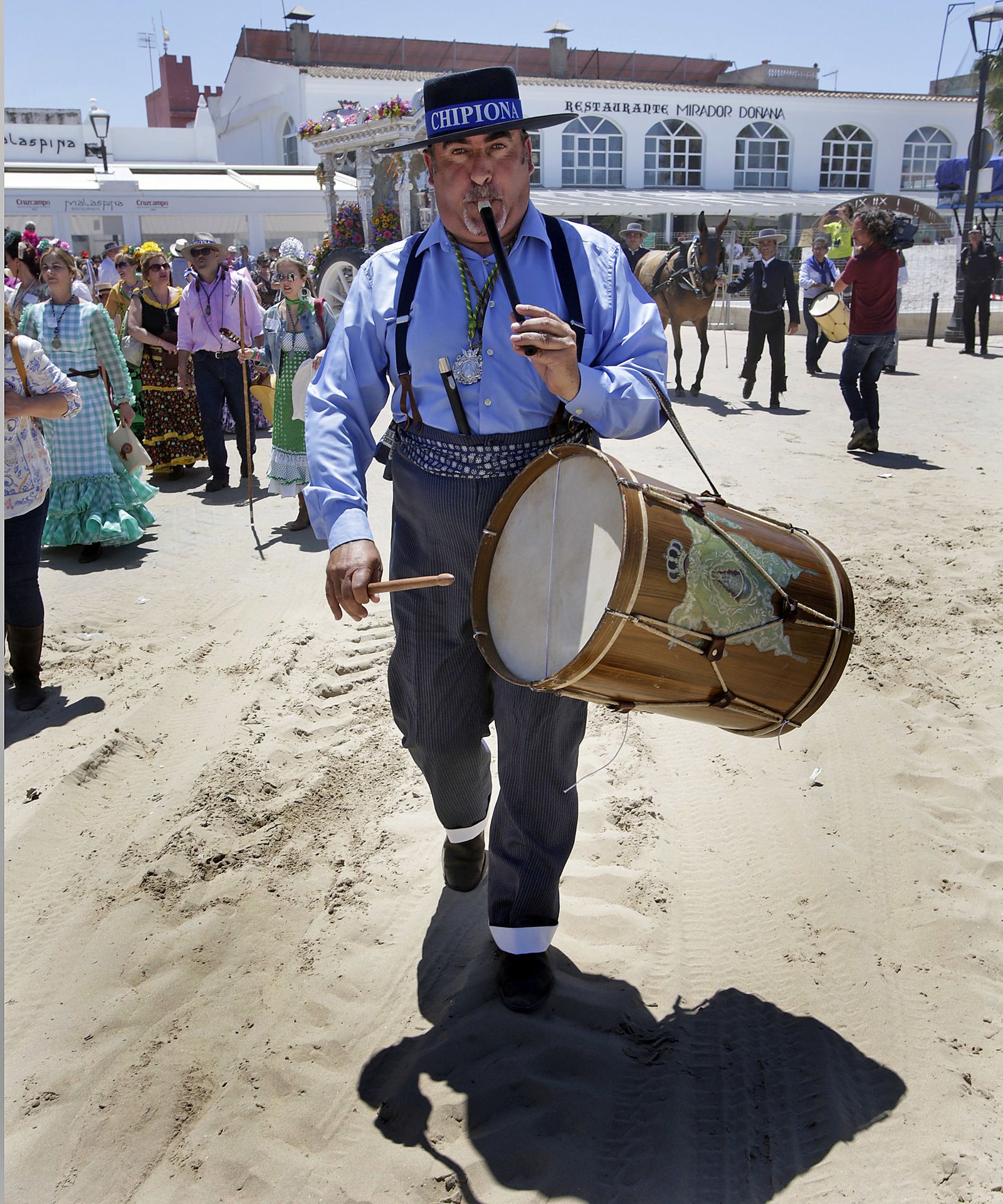 Las primeras hermandades gaditanas cruzan Bajo de Guía