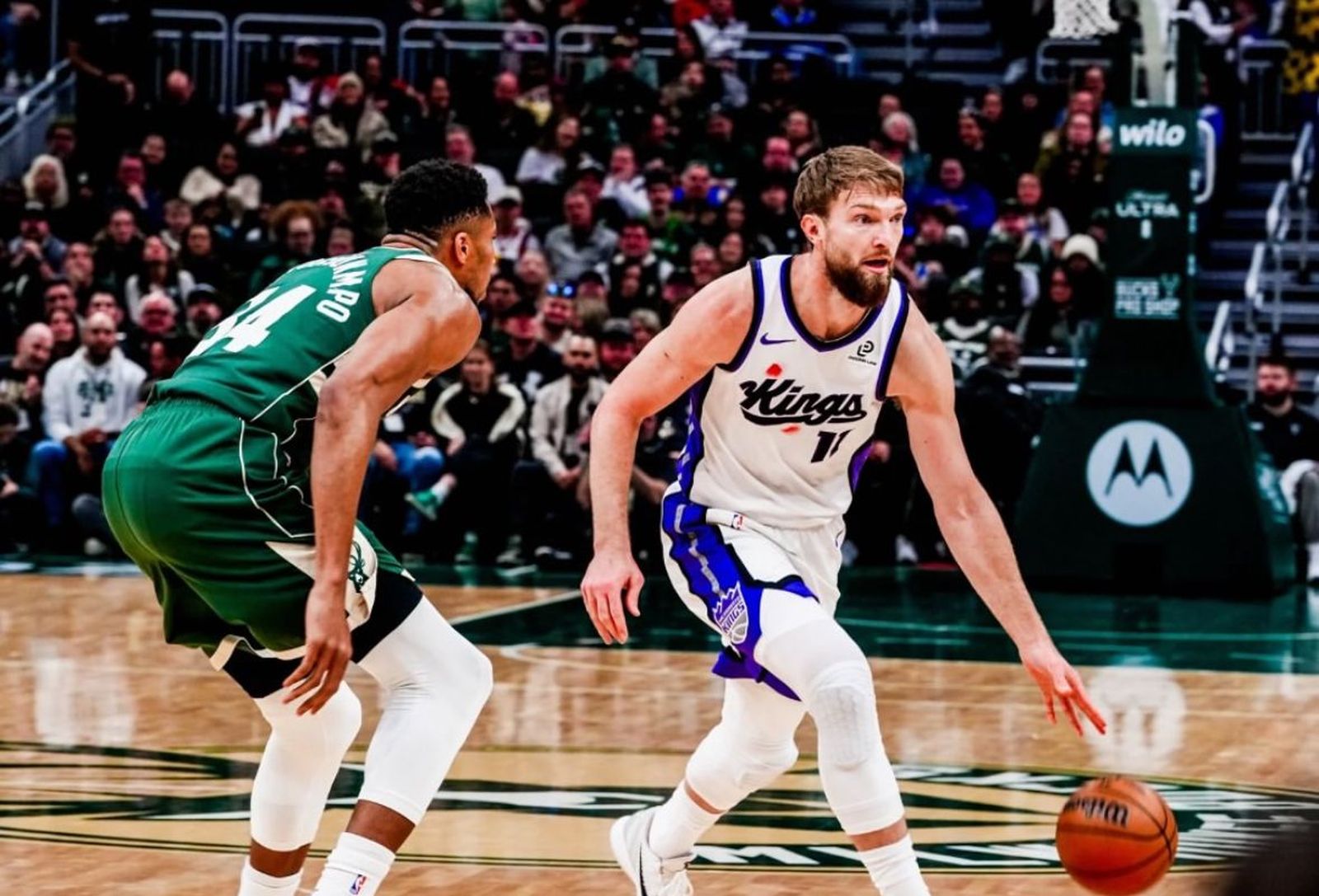 Domas Sabonis frena a Antetokounmpo