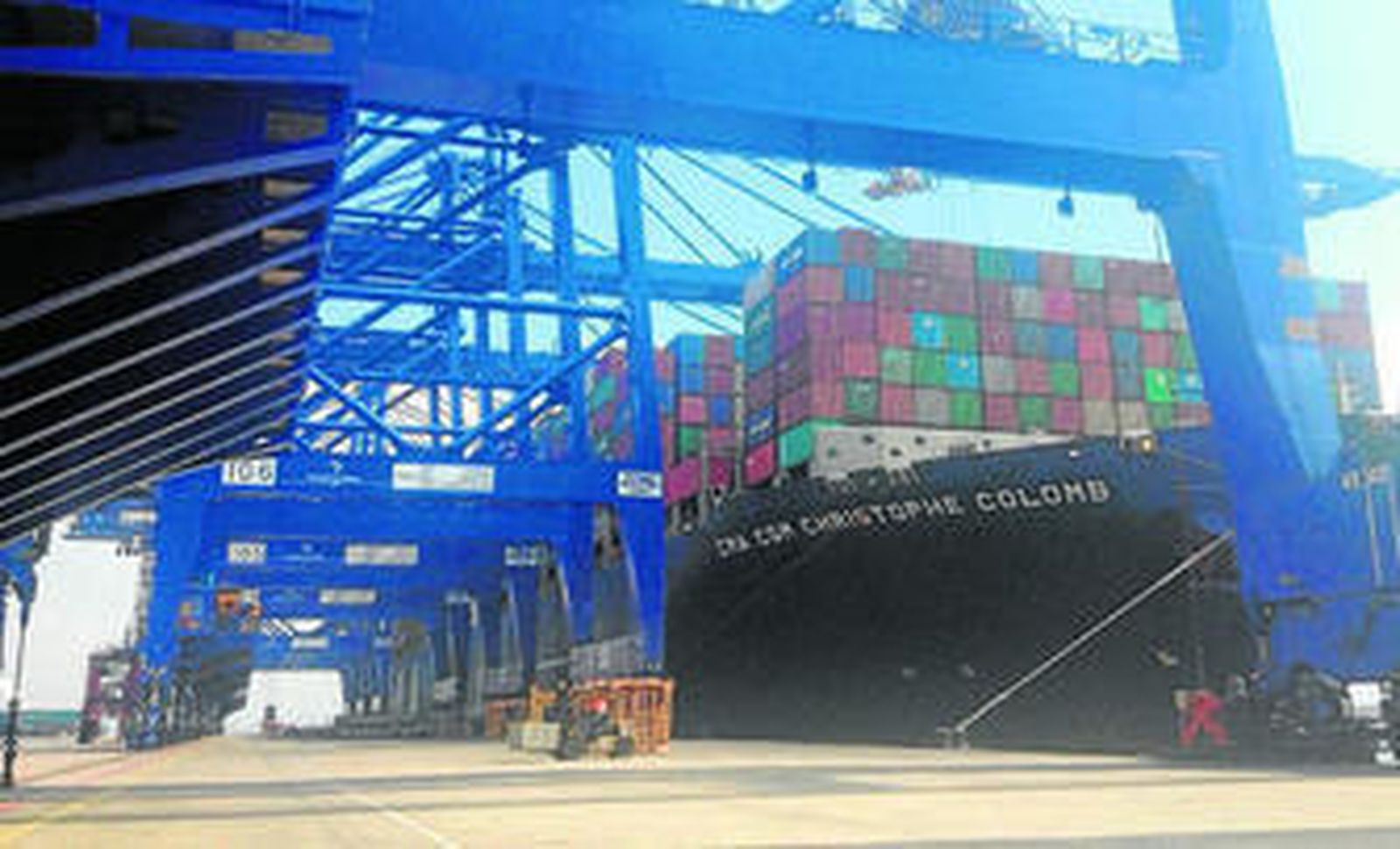 El 'CMA-CGM Christophe Colomb', ayer en TTI Algeciras.