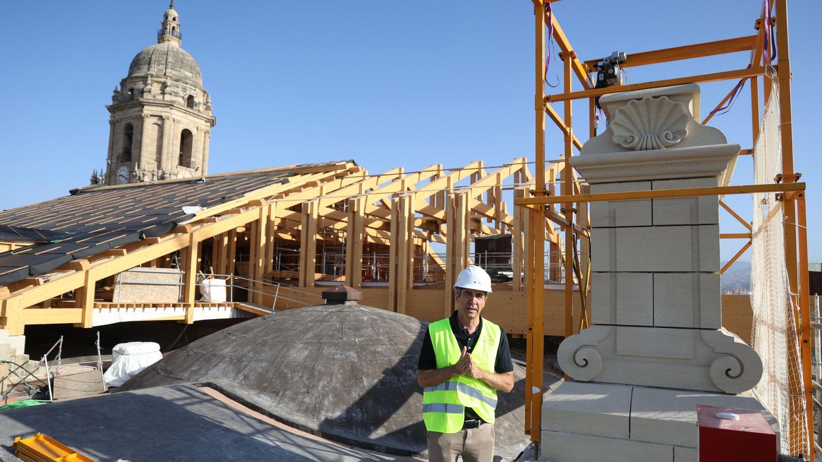 Sánchez La Chica junto a uno de los nuevos pedestales.