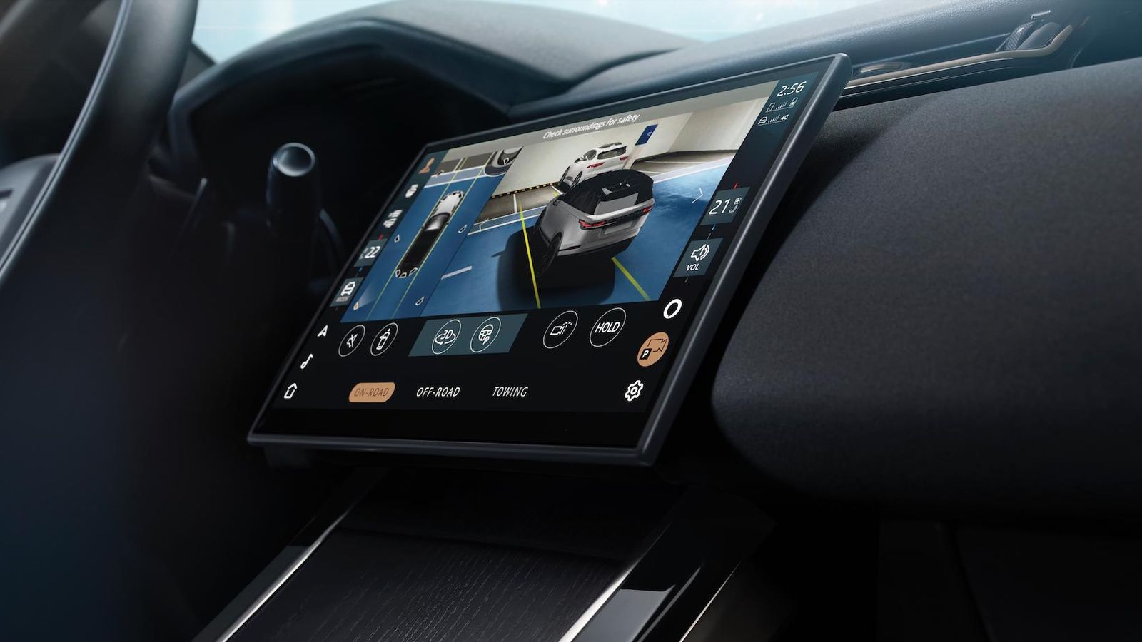 Entre lo nuevo, la pantalla central que, no sólo es más grande, sino que también incorpora nuevas funciones. También se reordenan algunos elementos del salpicadero con este restyling.