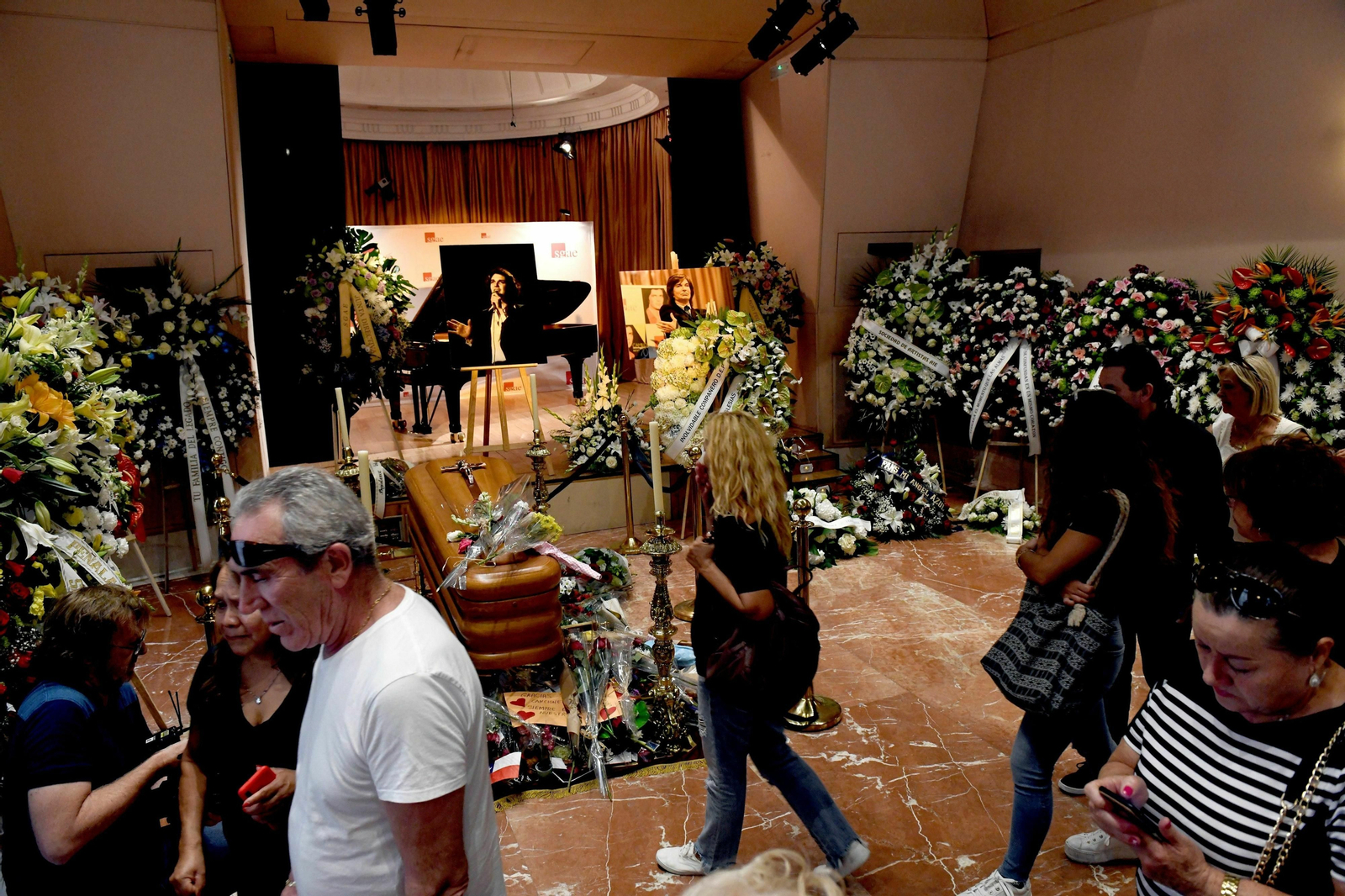 Las imágenes de la capilla ardiente de Camilo Sesto