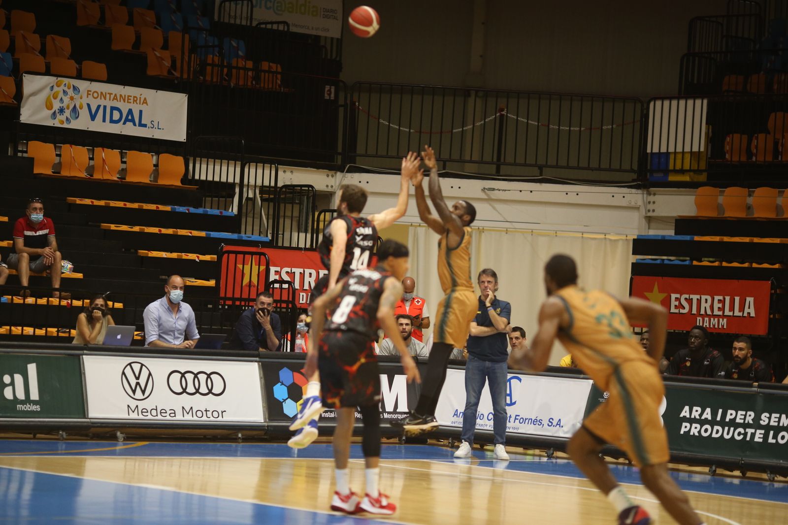 Carrington lanza un globito que terminaría sumando dos puntos para el Betis.