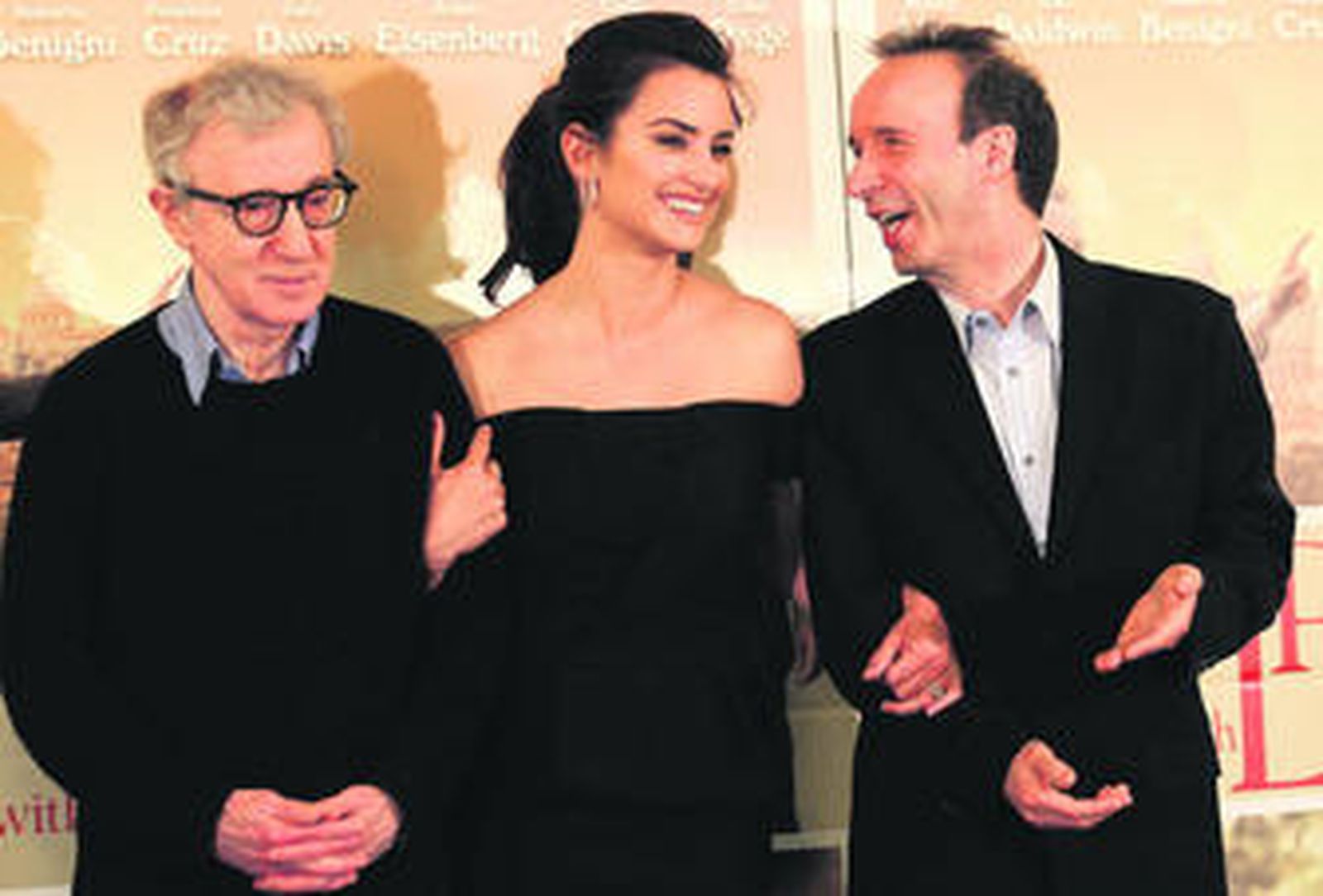 Penélope Cruz, rodeada por Woody Allen y Roberto Benigni en la presentación de 'A Roma con amor'.
