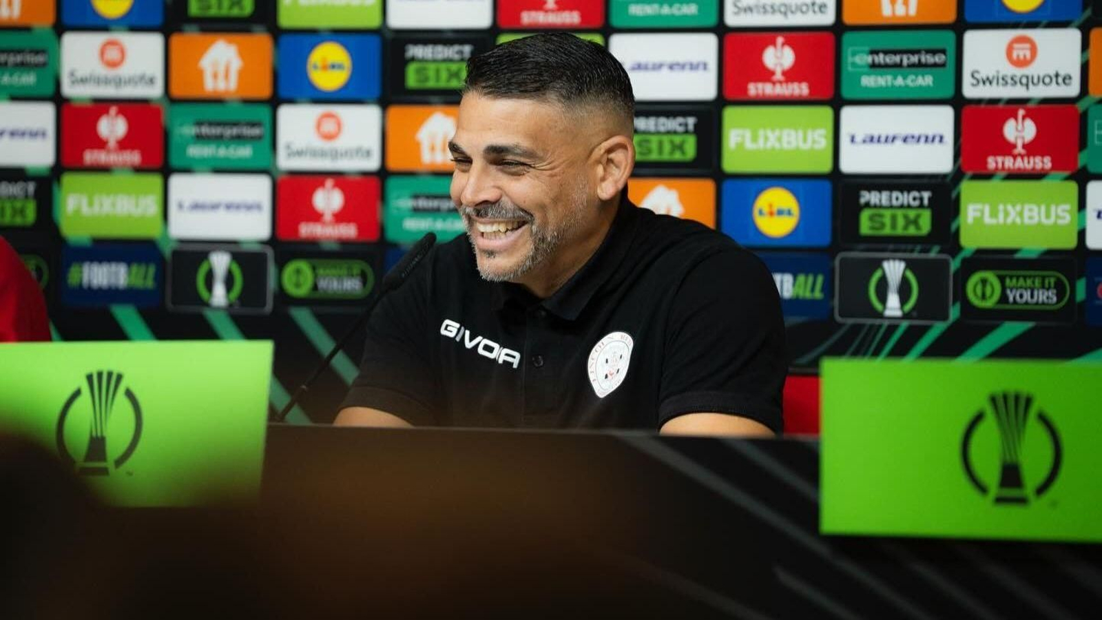 El guadiareño Juanjo Bezares, entrenador del Lincoln, en rueda de prensa