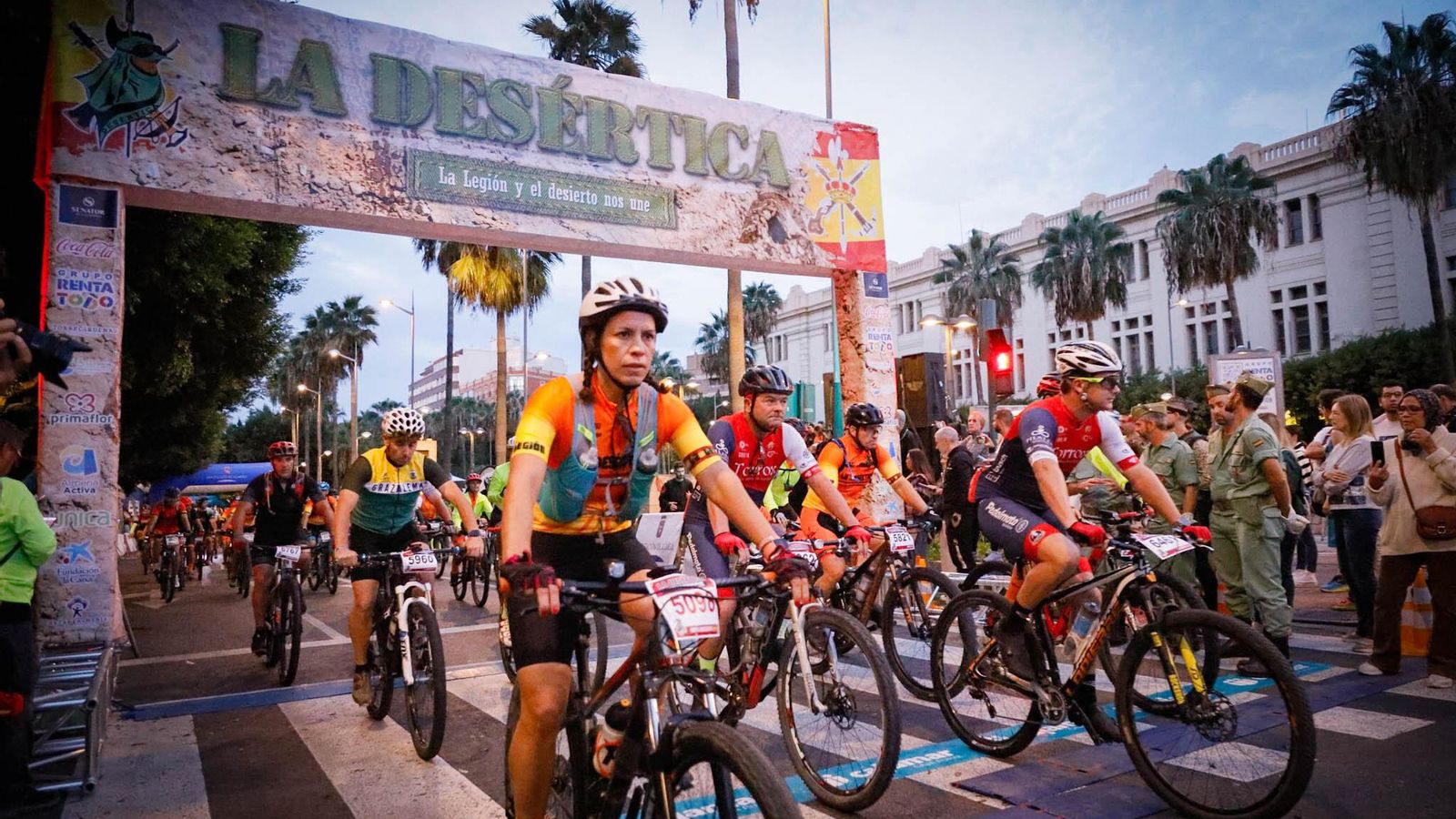 Salida de la prueba de MTB de La Desértica a primera hora de la mañana desde la Avenida Federico García Lorca.