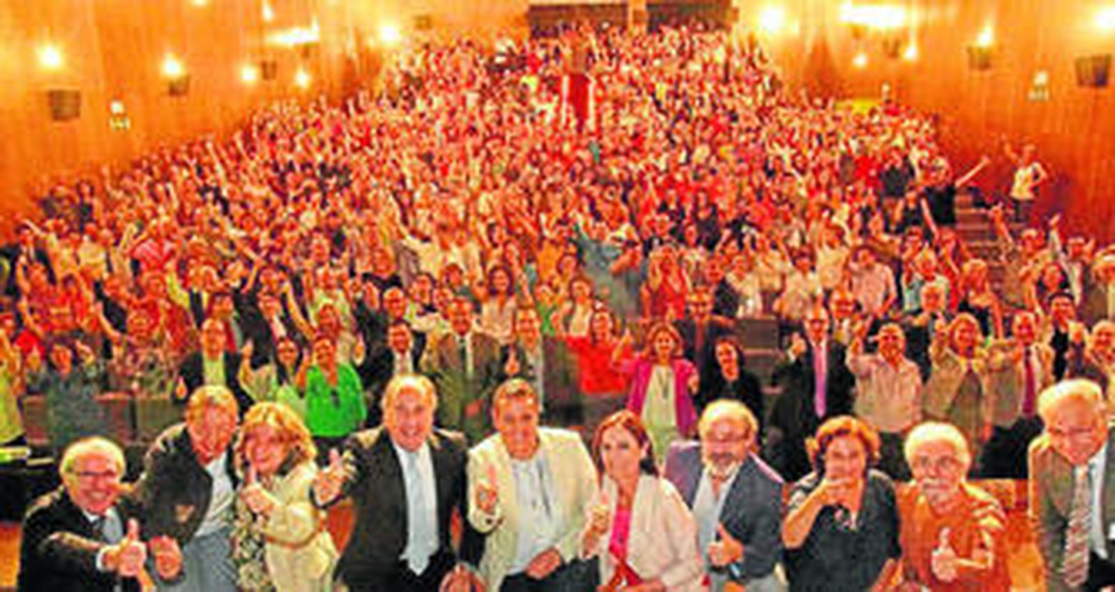 La organización, instituciones, científicos y empresas, se hacen un 'selfie' con todos los participantes del Ciencia en Acción en el Florida.