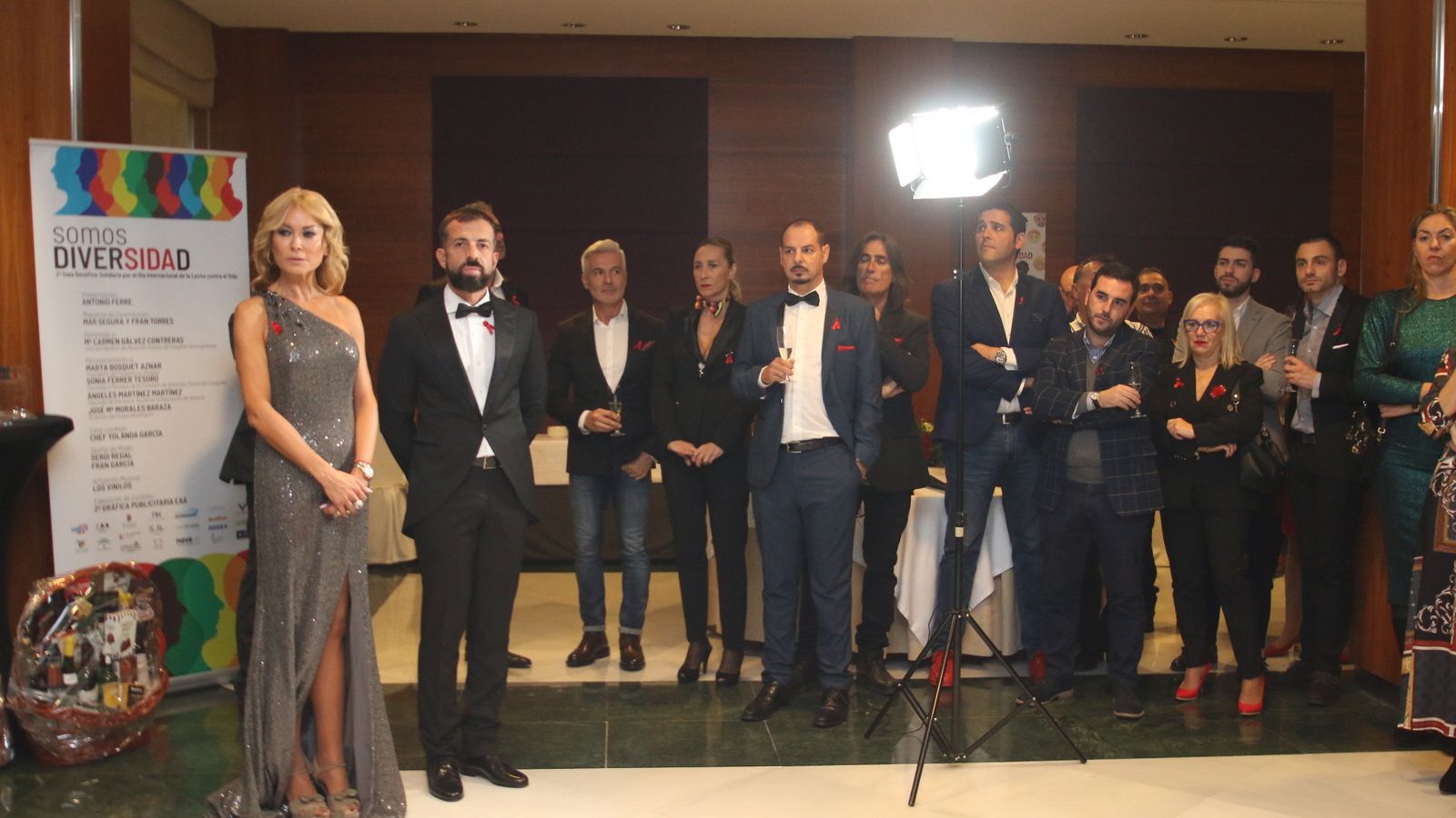 Los presentadores, junto a algunos de los presentes en la gala.