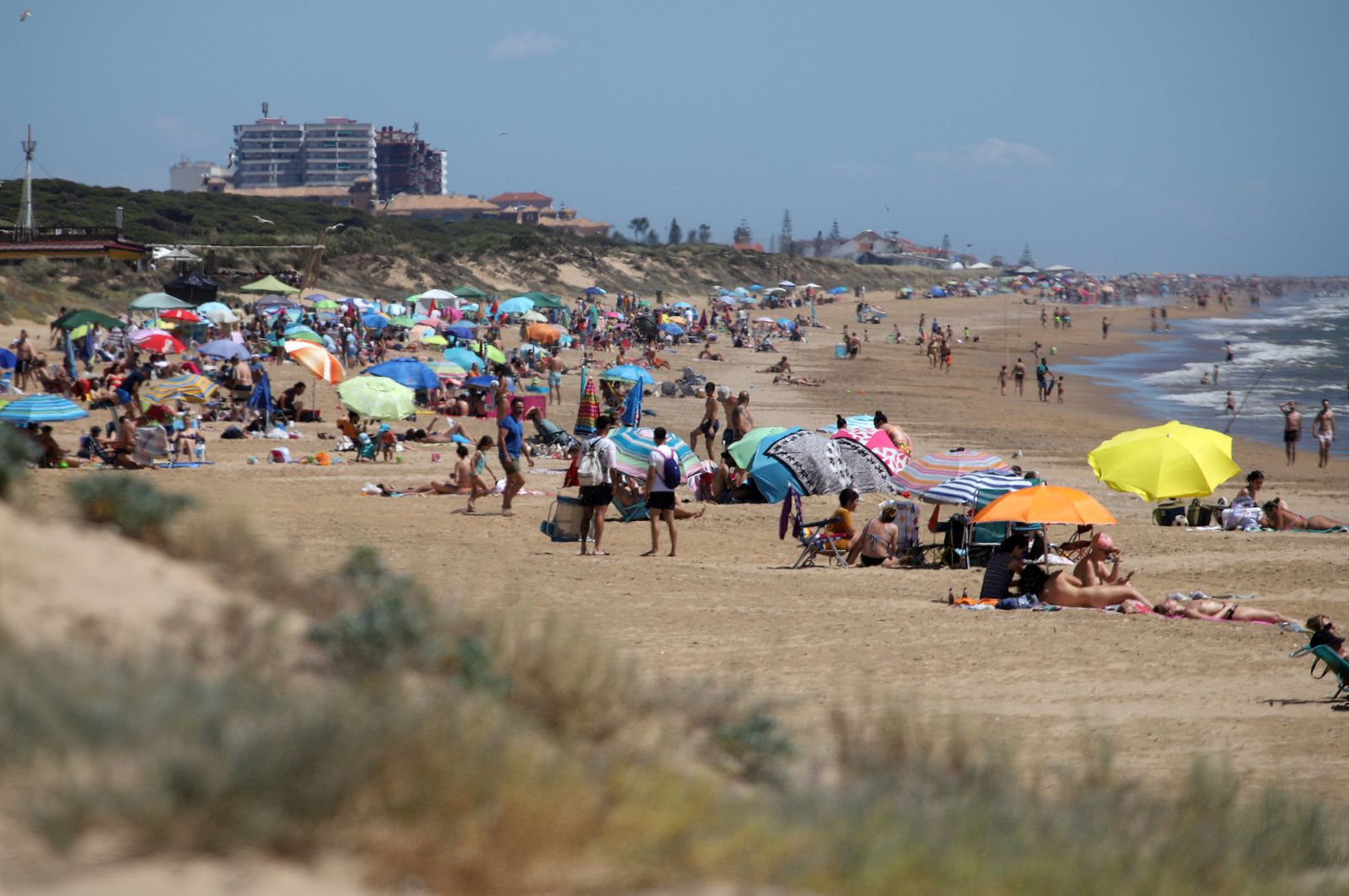 Imágenes de ambiente en la playa en la tarde del sábado
