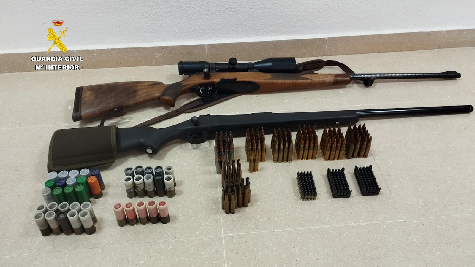 Los detenidos tenían dos rifles y munición en el cortijo con la plantación indoor de marihuana