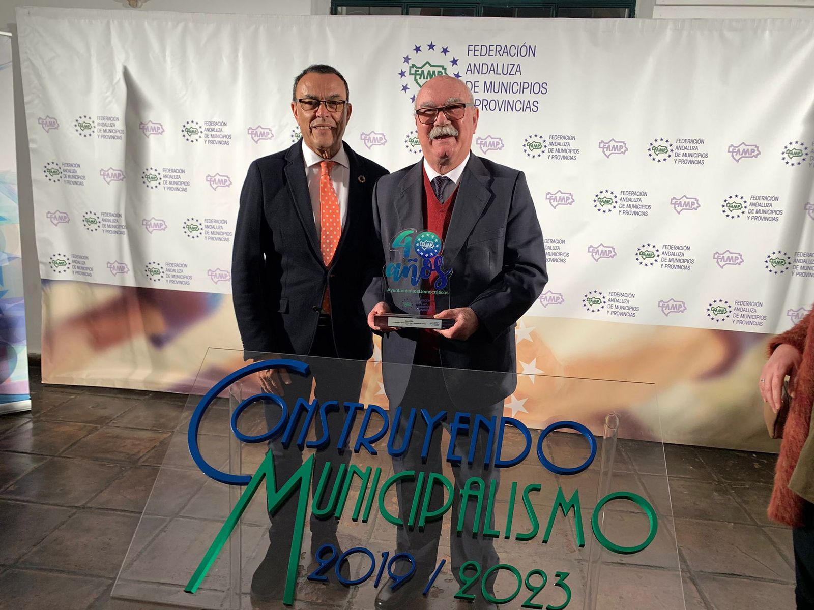 Juan Antonio Millán posa con su premio junto al presidente de la Diputación, Ignacio Caraballo.