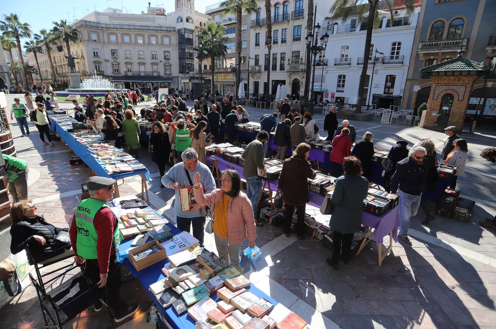 Imágenes del mercadillo de Ayre Solidario en la Plaza de las Monjas