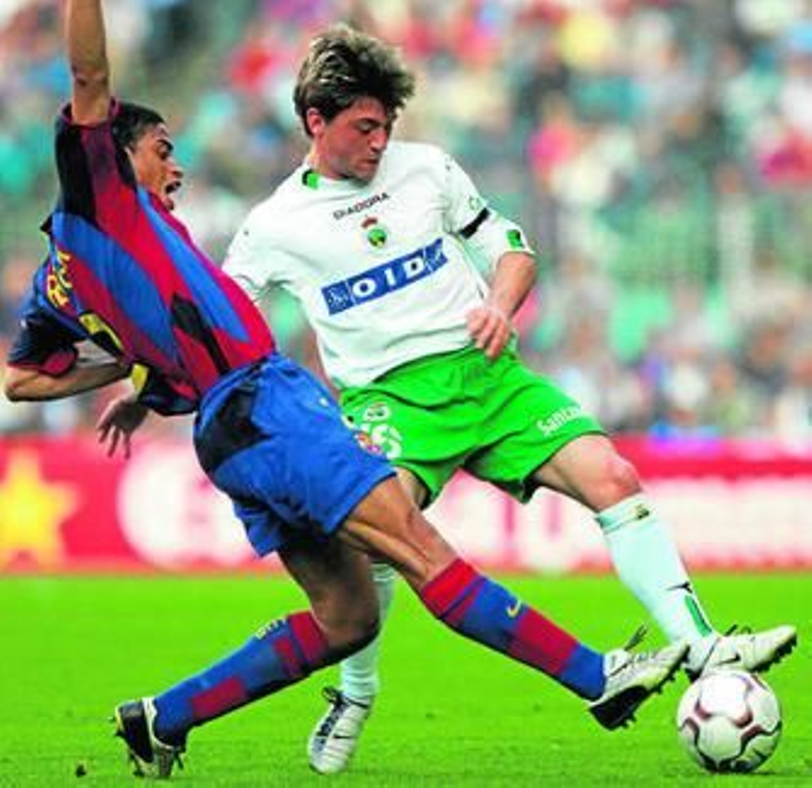 Jonathan Valle -a la izquierda- se marcha del barcelonista Reiziger cuando militaba en el Racing de Santander. Dimas -derecha- pugna con Messi por el balón.