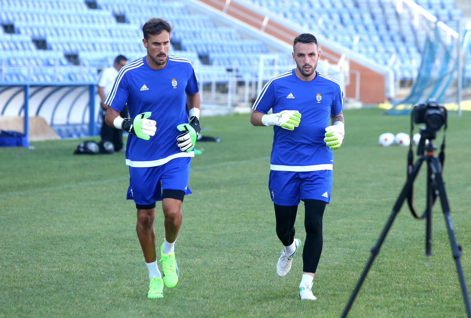 Marc Martínez corre junto a Rubén Gálvez en el Nuevo Colombino, ayer.