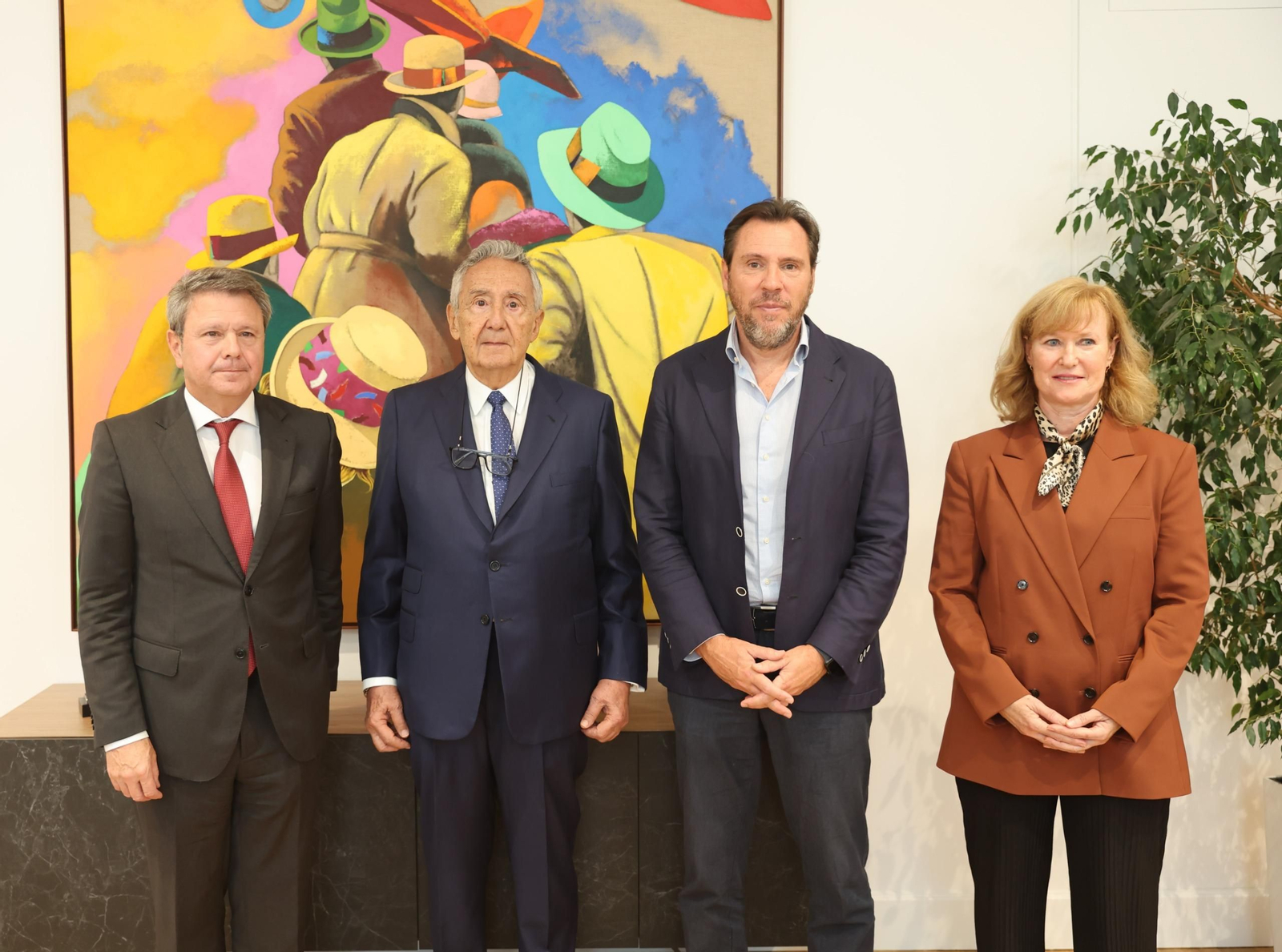 En el centro de la imagen, José Luis Manzanares Japón (izquierda) y el ministro Óscar Puente (derecha).