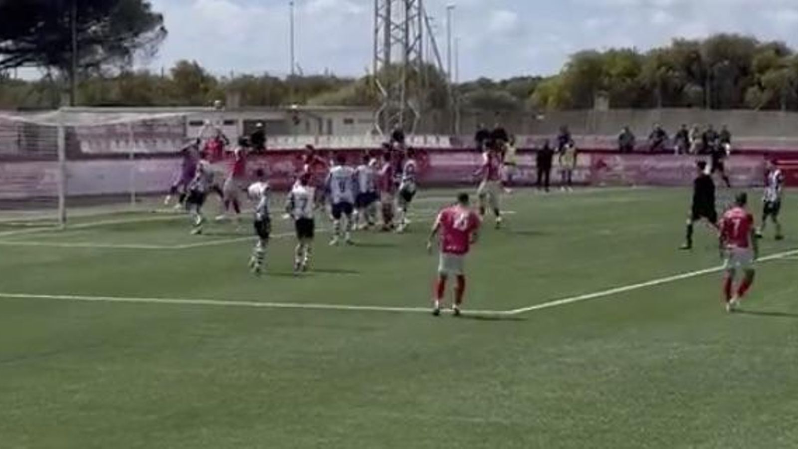 El jugador del Racing que partió adelantado intentó rematar la falta.