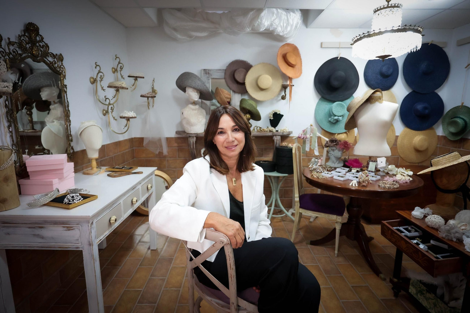 Jaqueline Martín en la exposición de sus tocados y accesorios elaborados de forma artesanal.