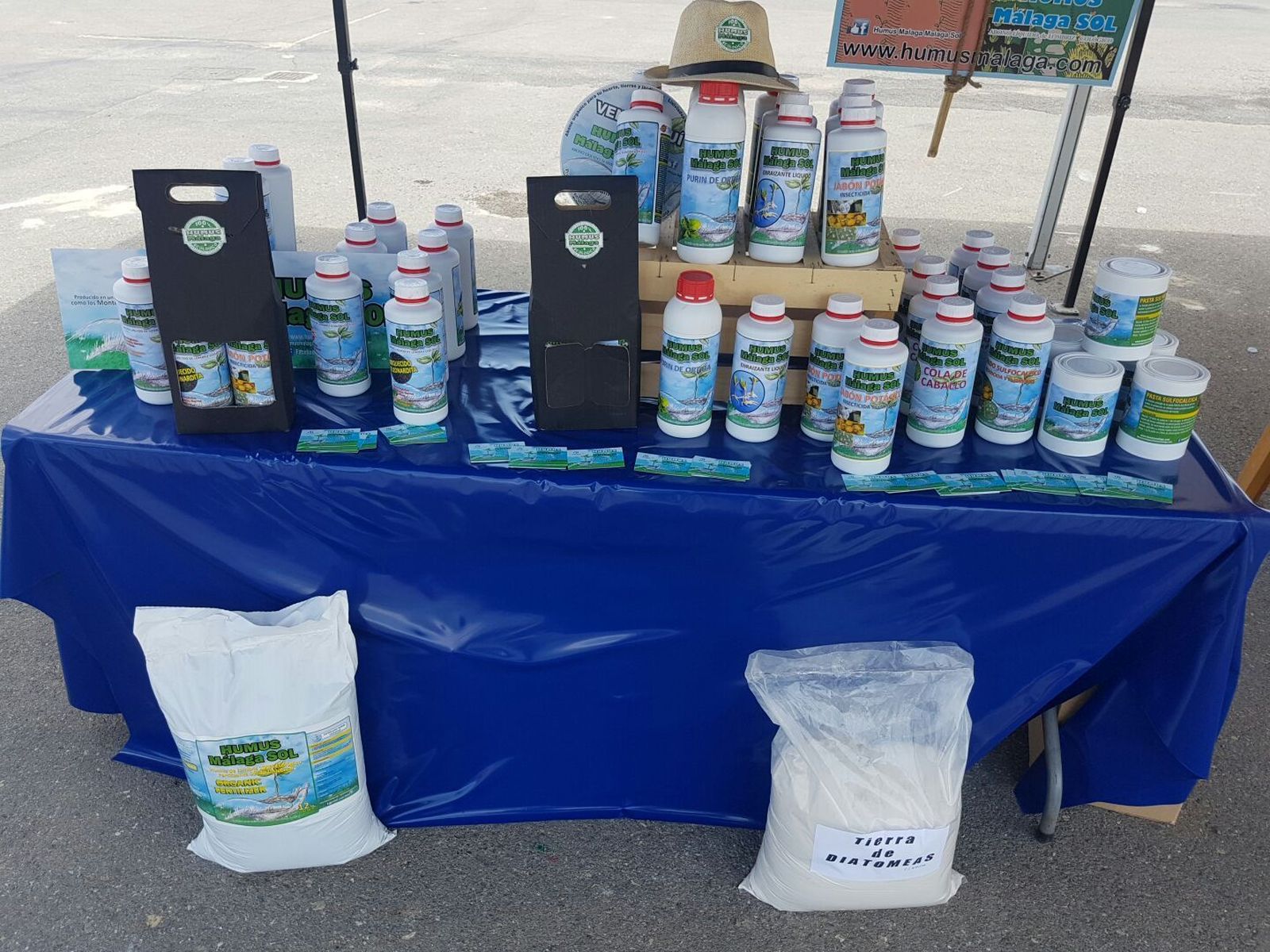 Algunos de los productos ecológicos de Humus Málaga, en una feria de agricultura.