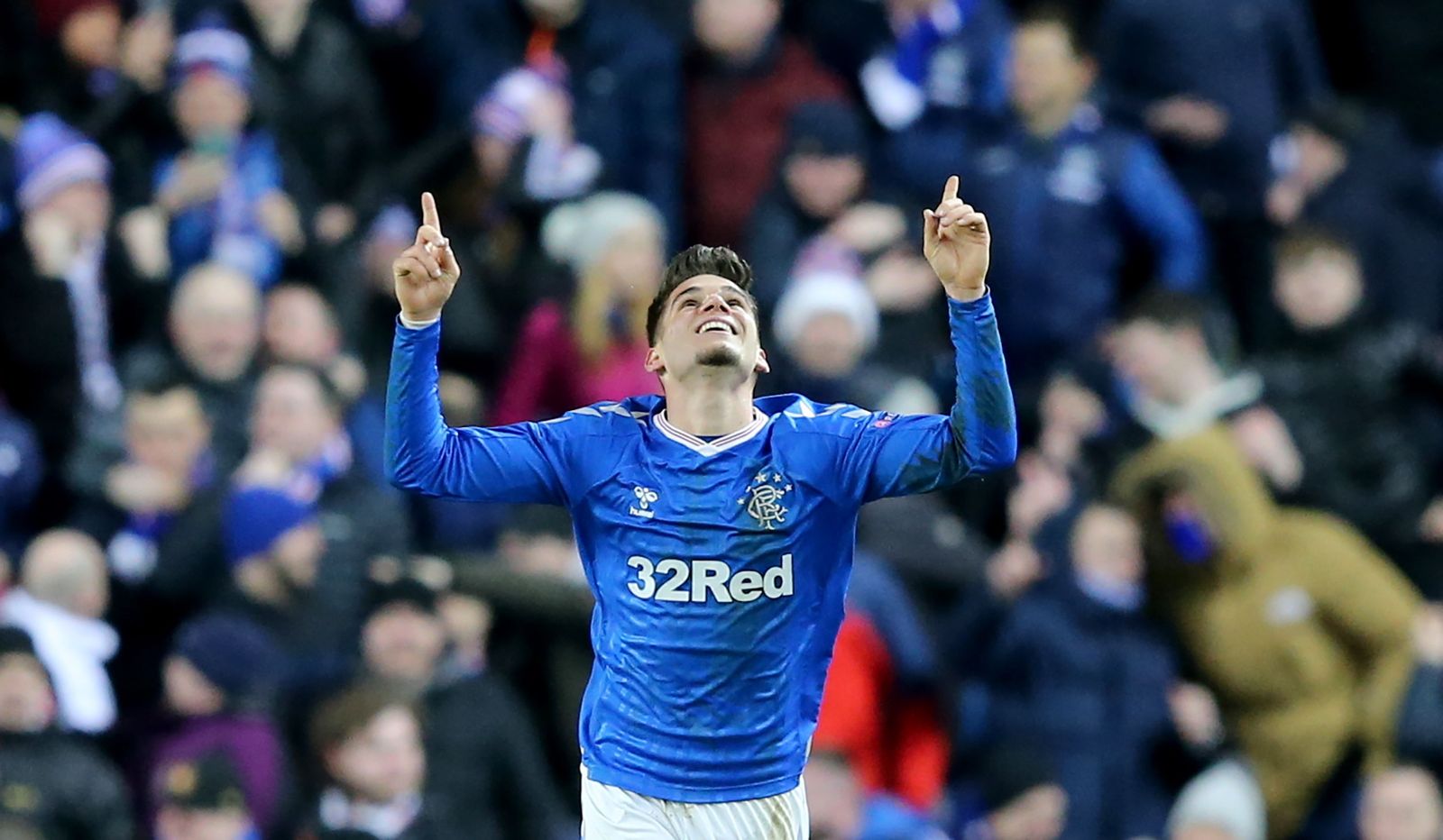 Ianis Hagi celebra un gol con la camiseta del Rangers escocés.