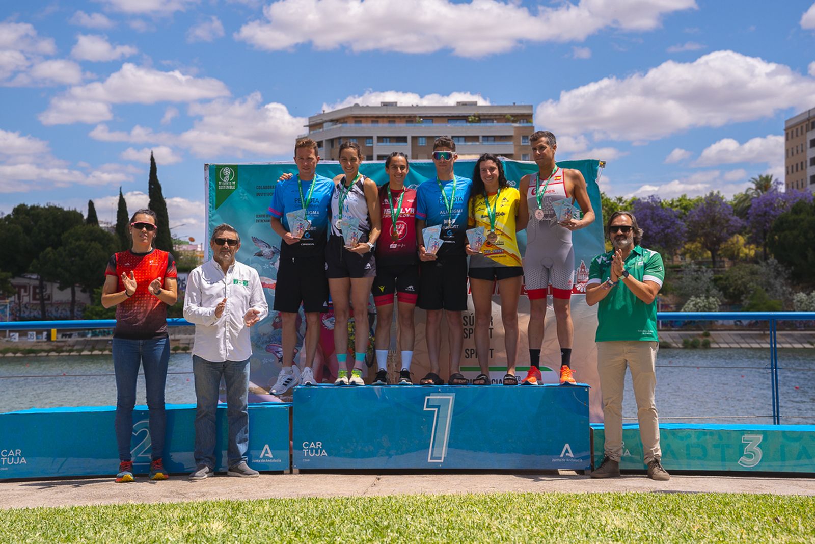 El podio con los ganadores del Horizon Triatlón de Sevilla.