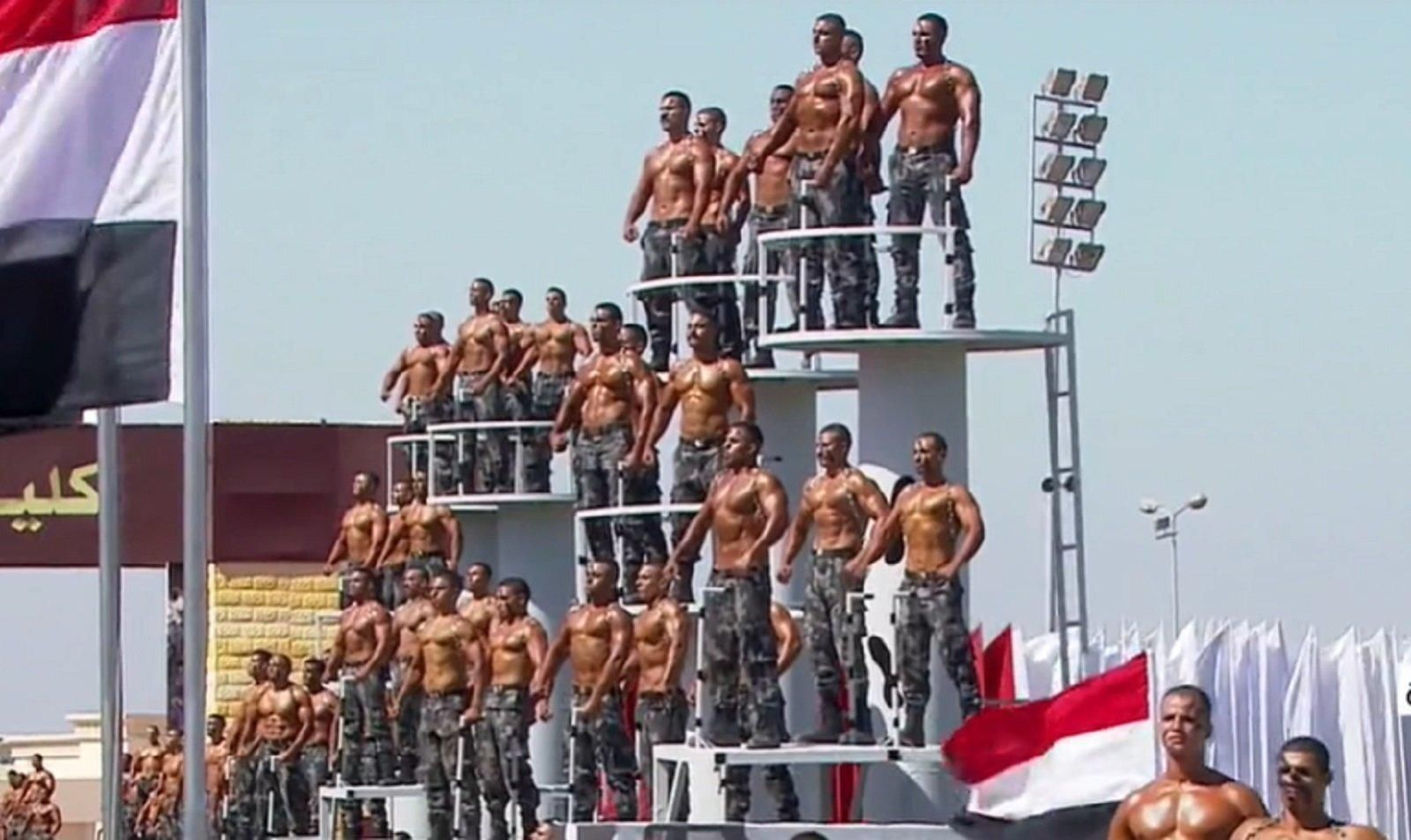 ¿El desfile del orgullo? No. La graduación de los policías de Egipto