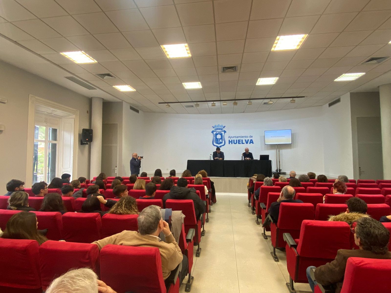 Apertura del coloquio en la Casa Colón.